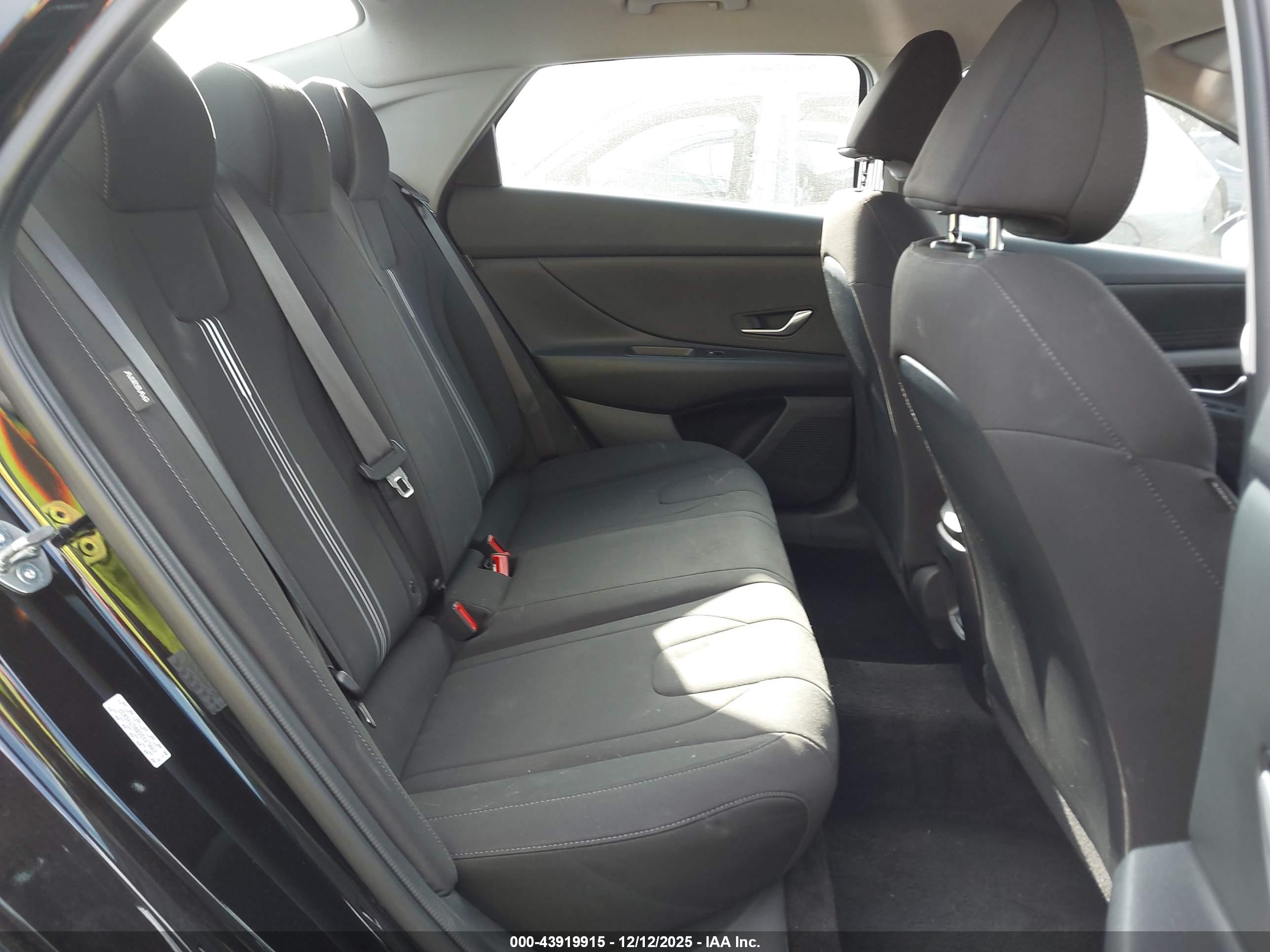 HYUNDAI ELANTRA image 8