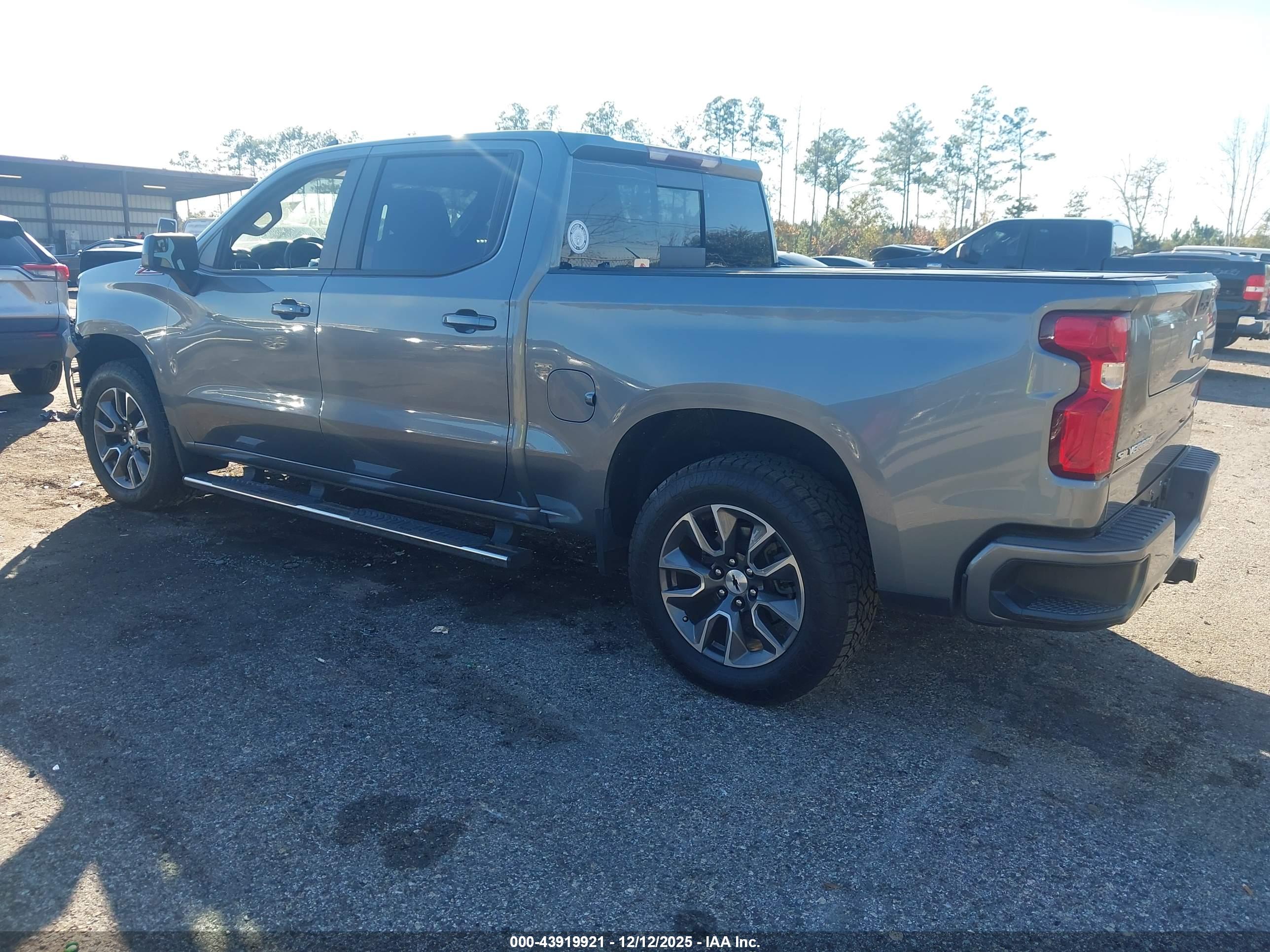CHEVROLET SILVERADO image 3