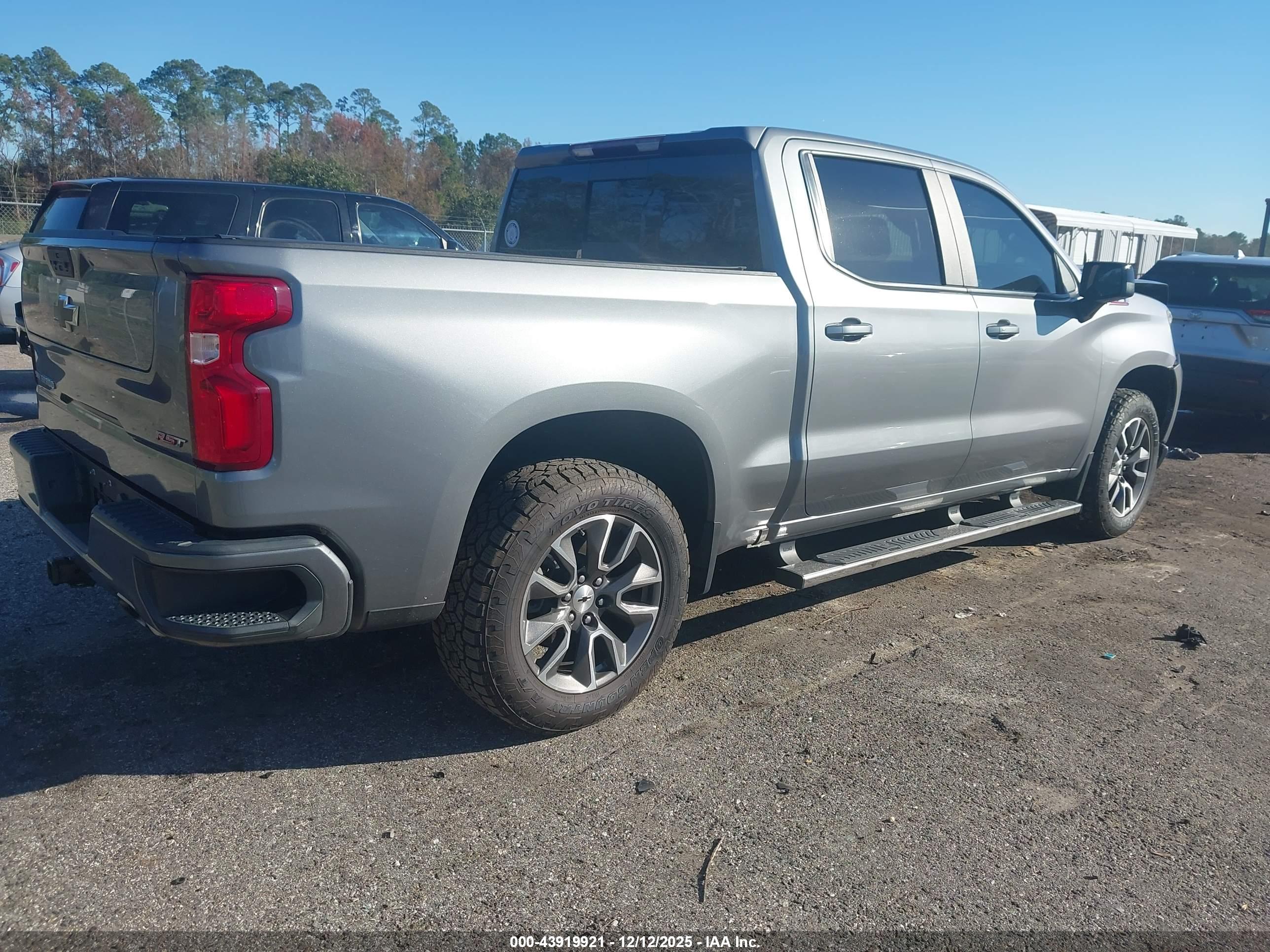 CHEVROLET SILVERADO image 4