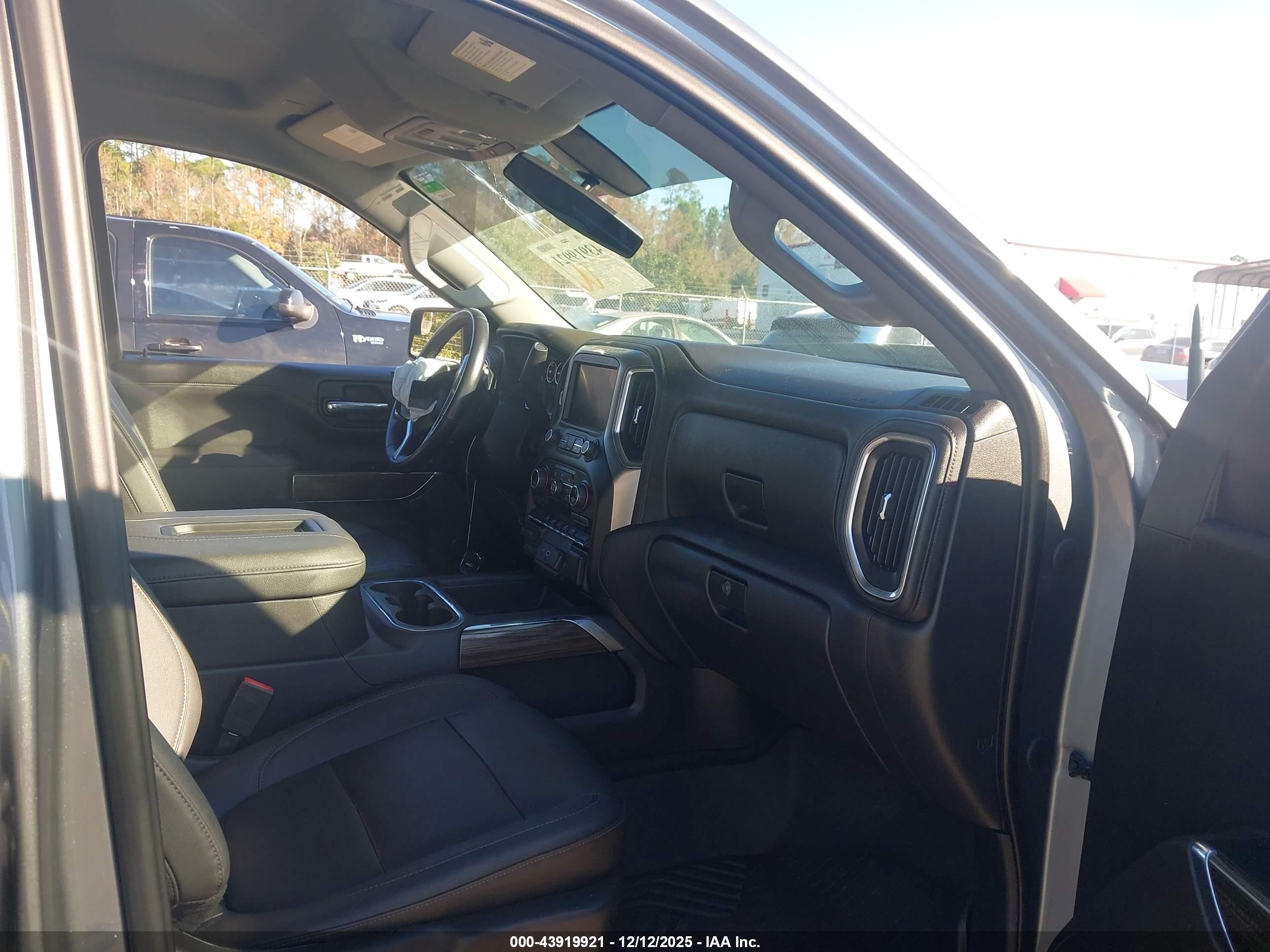CHEVROLET SILVERADO image 5