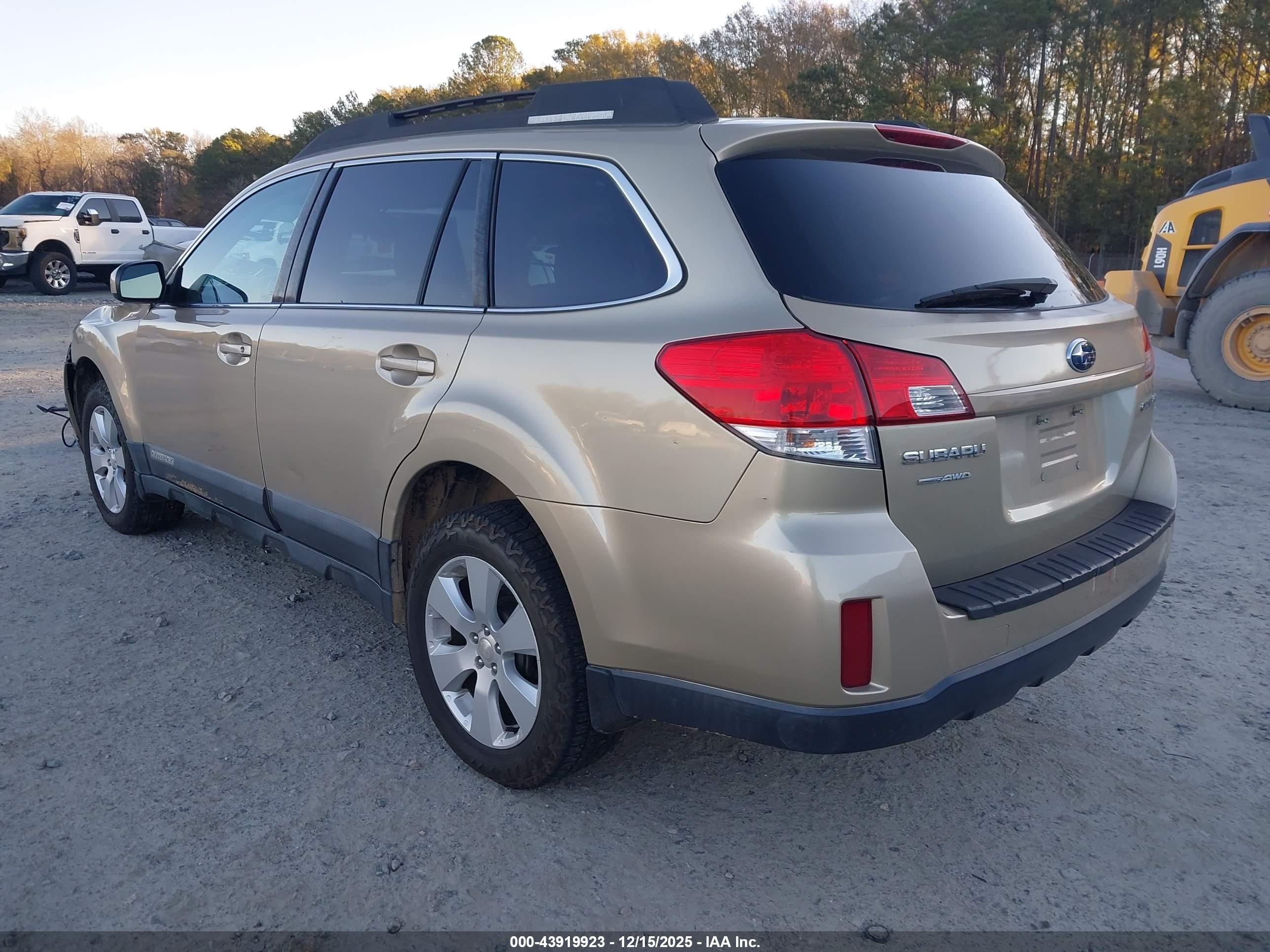 SUBARU OUTBACK image 3