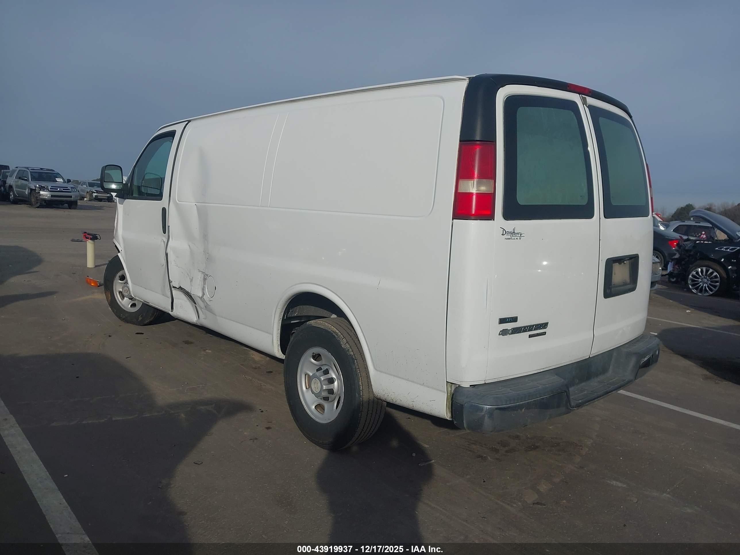 CHEVROLET EXPRESS image 3