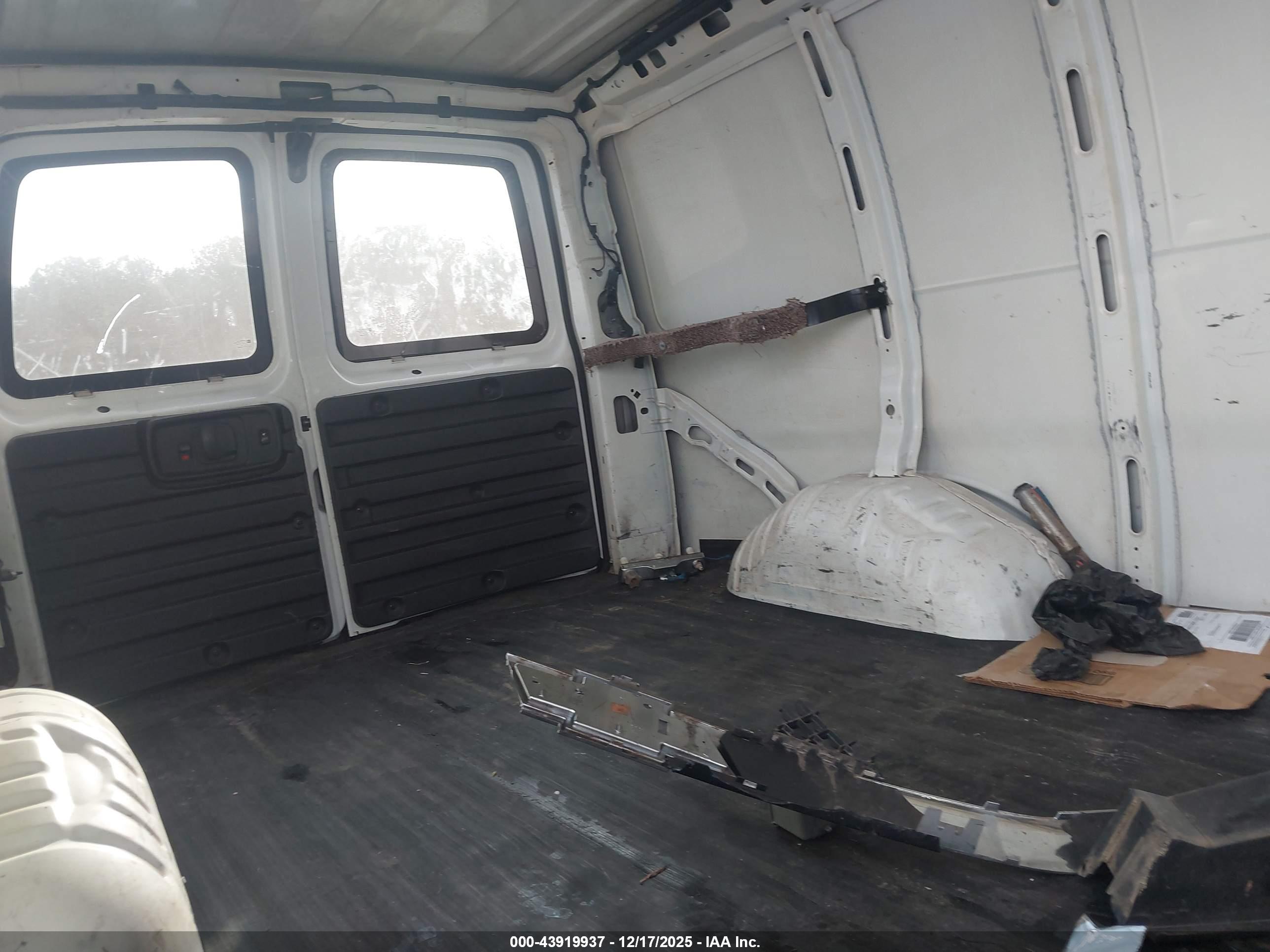 CHEVROLET EXPRESS image 8