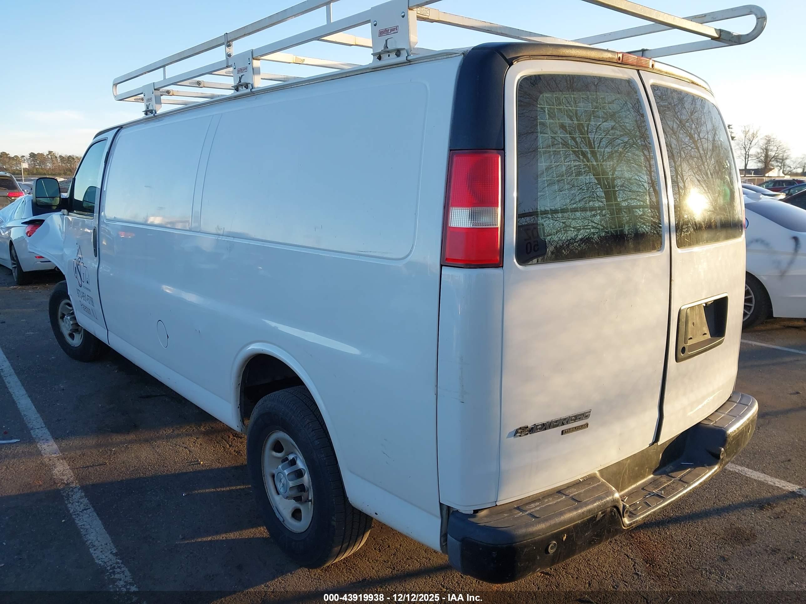 CHEVROLET EXPRESS image 3