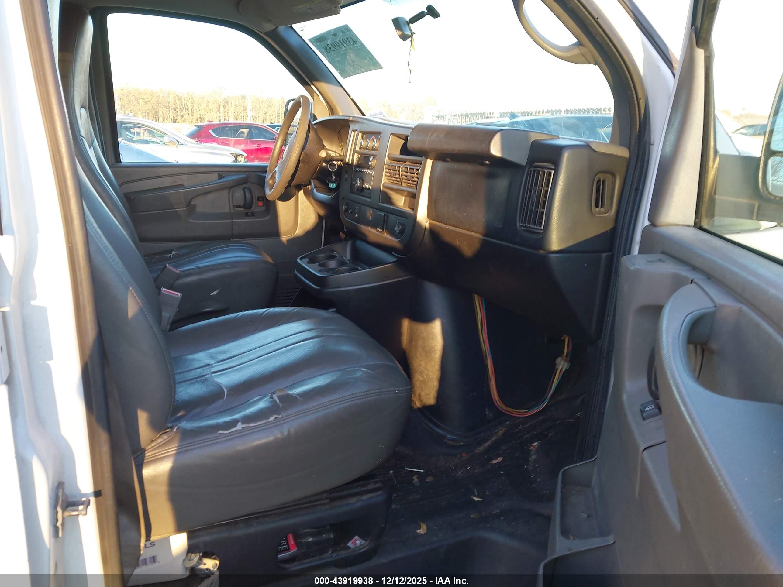 CHEVROLET EXPRESS image 5