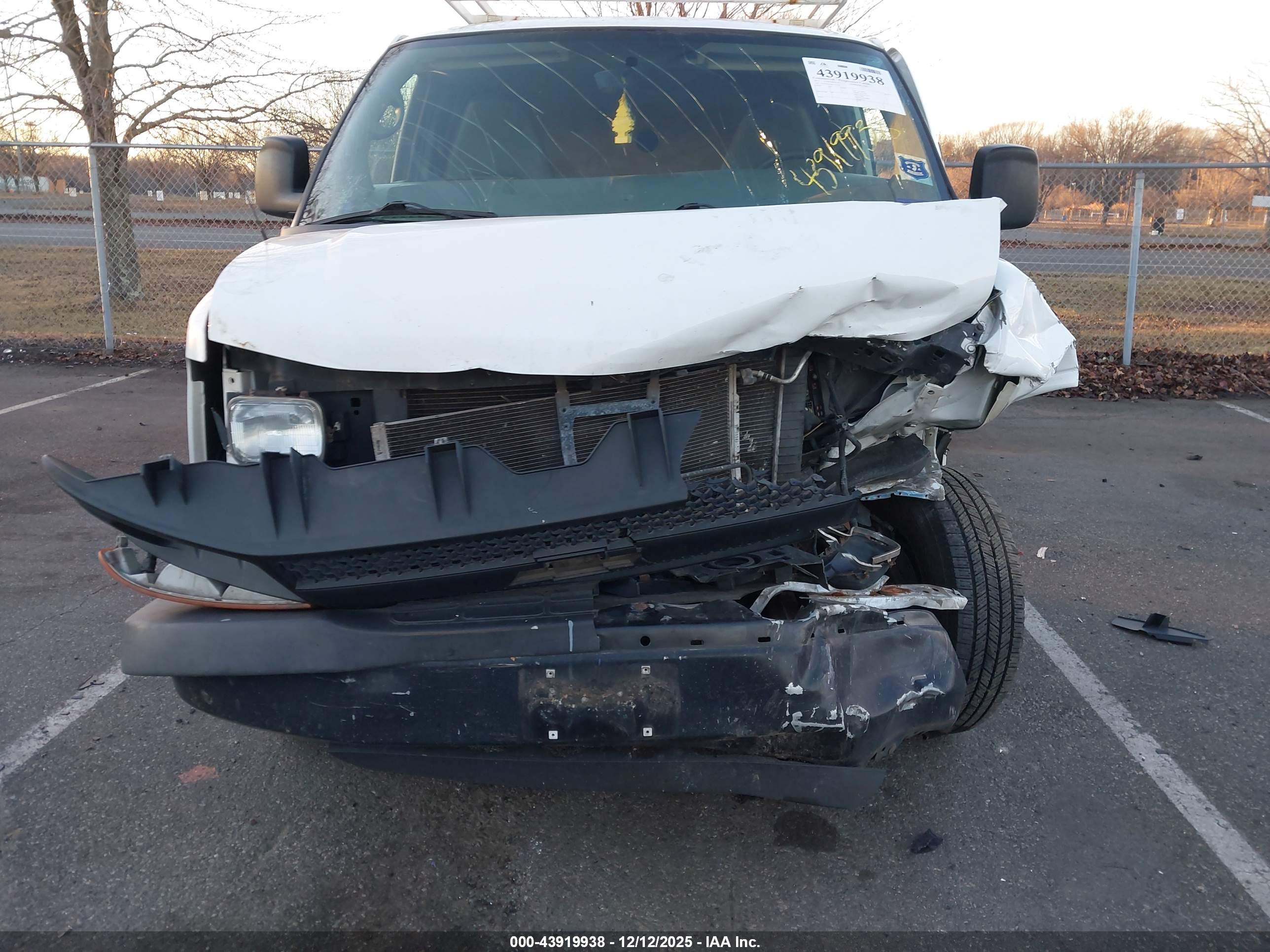 CHEVROLET EXPRESS image 6