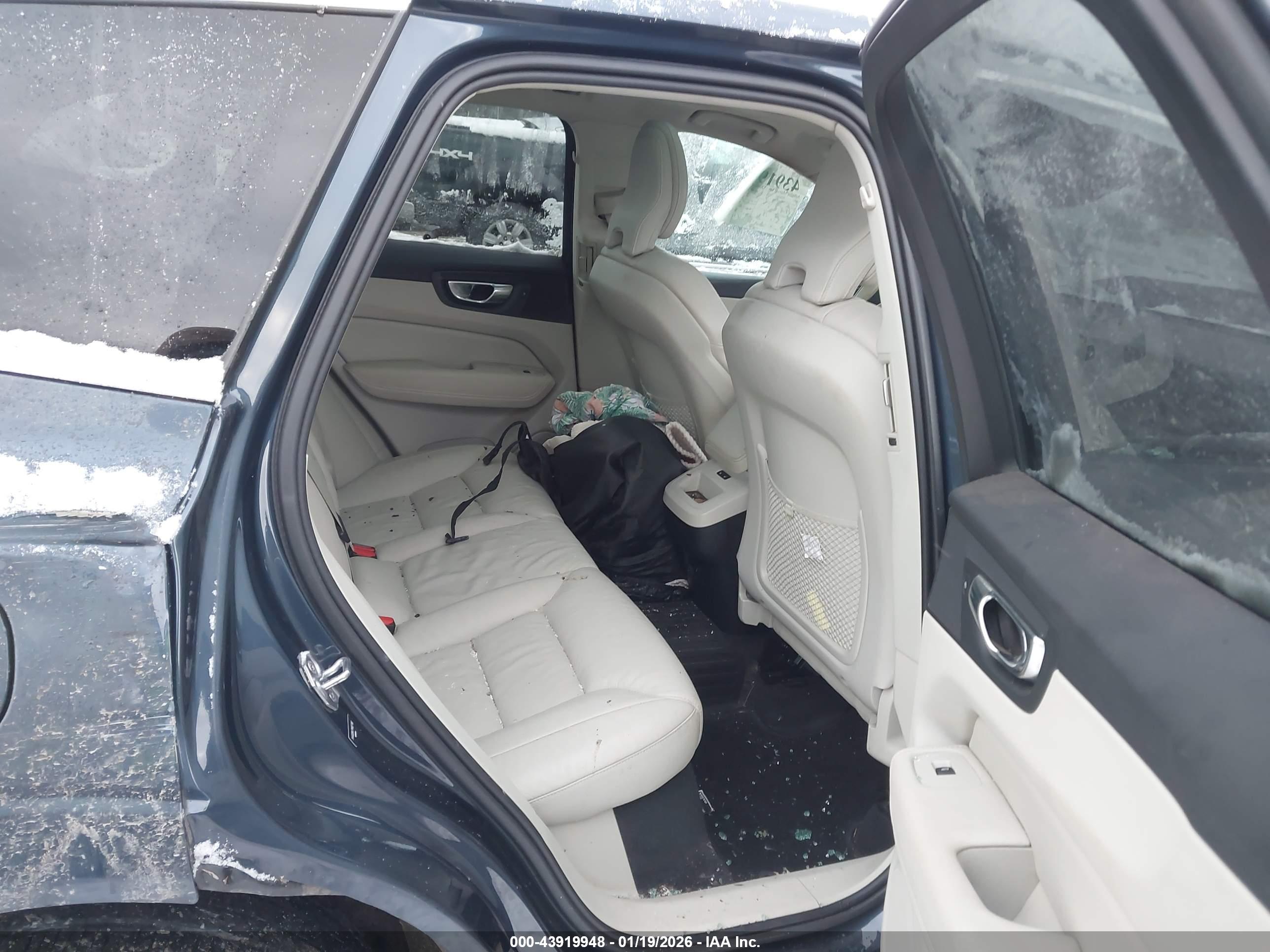 VOLVO XC60 image 8