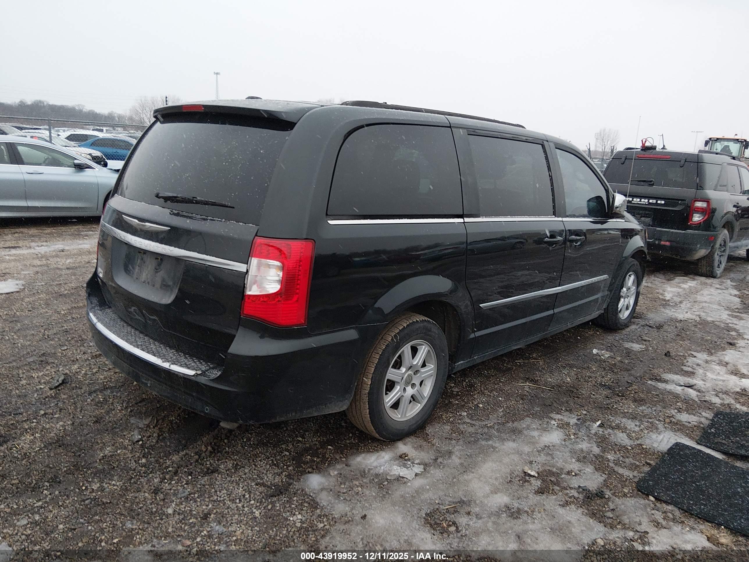 CHRYSLER TOWN image 4