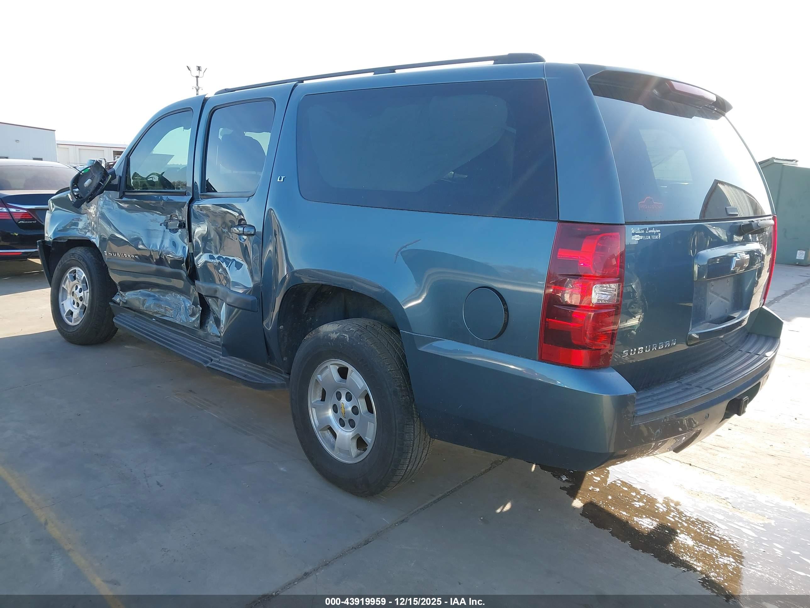 CHEVROLET SUBURBAN image 3