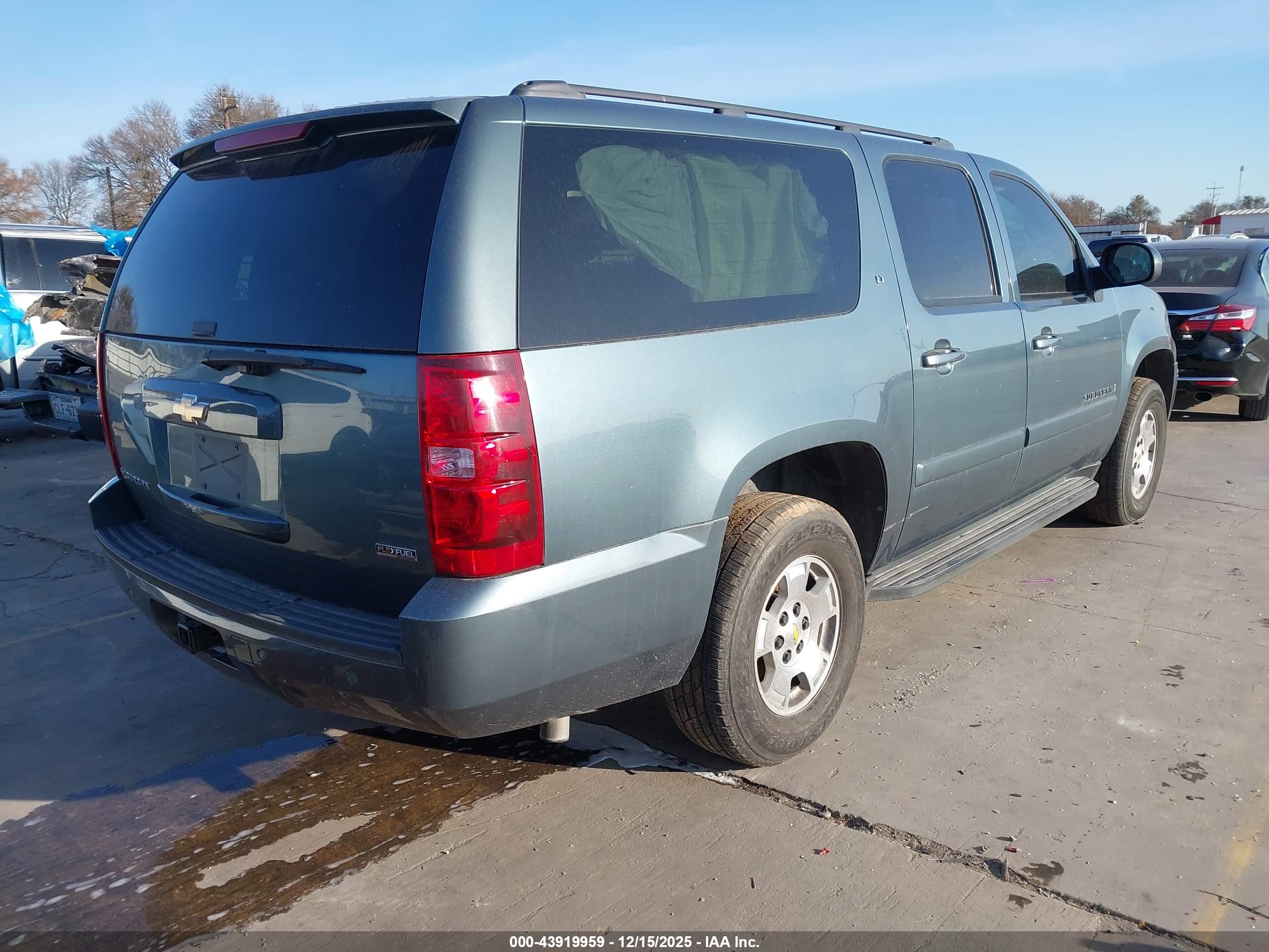 CHEVROLET SUBURBAN image 4