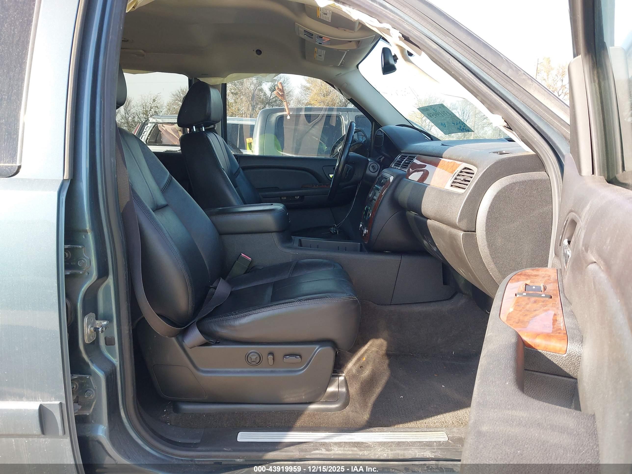 CHEVROLET SUBURBAN image 5