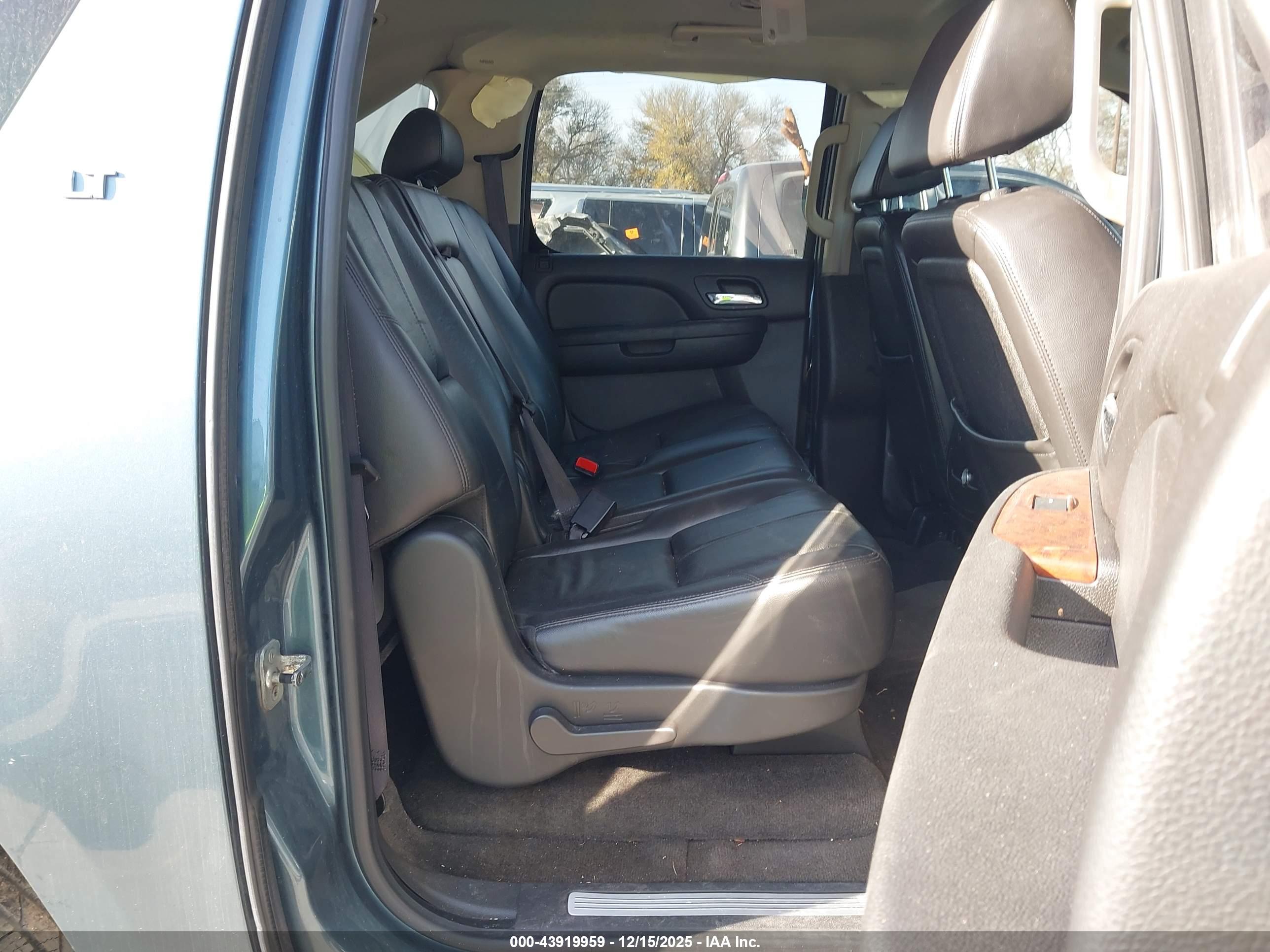 CHEVROLET SUBURBAN image 8