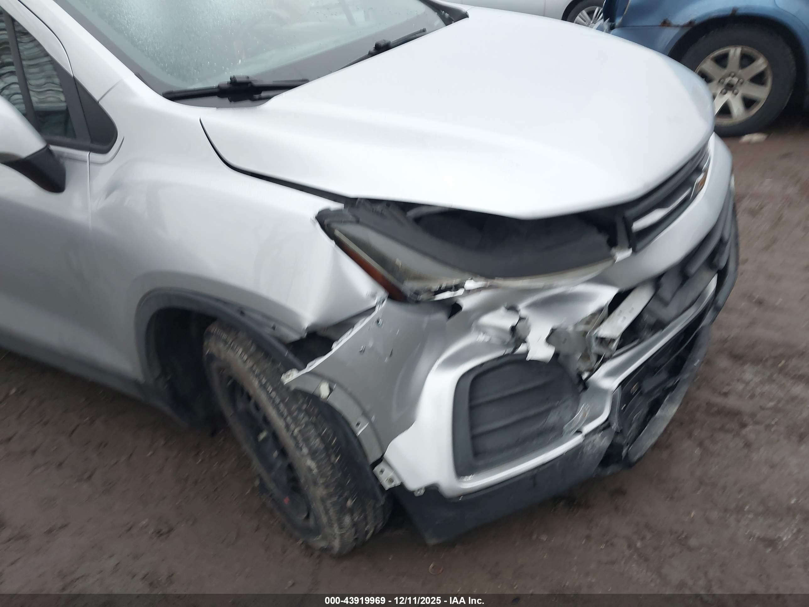 CHEVROLET TRAX image 6