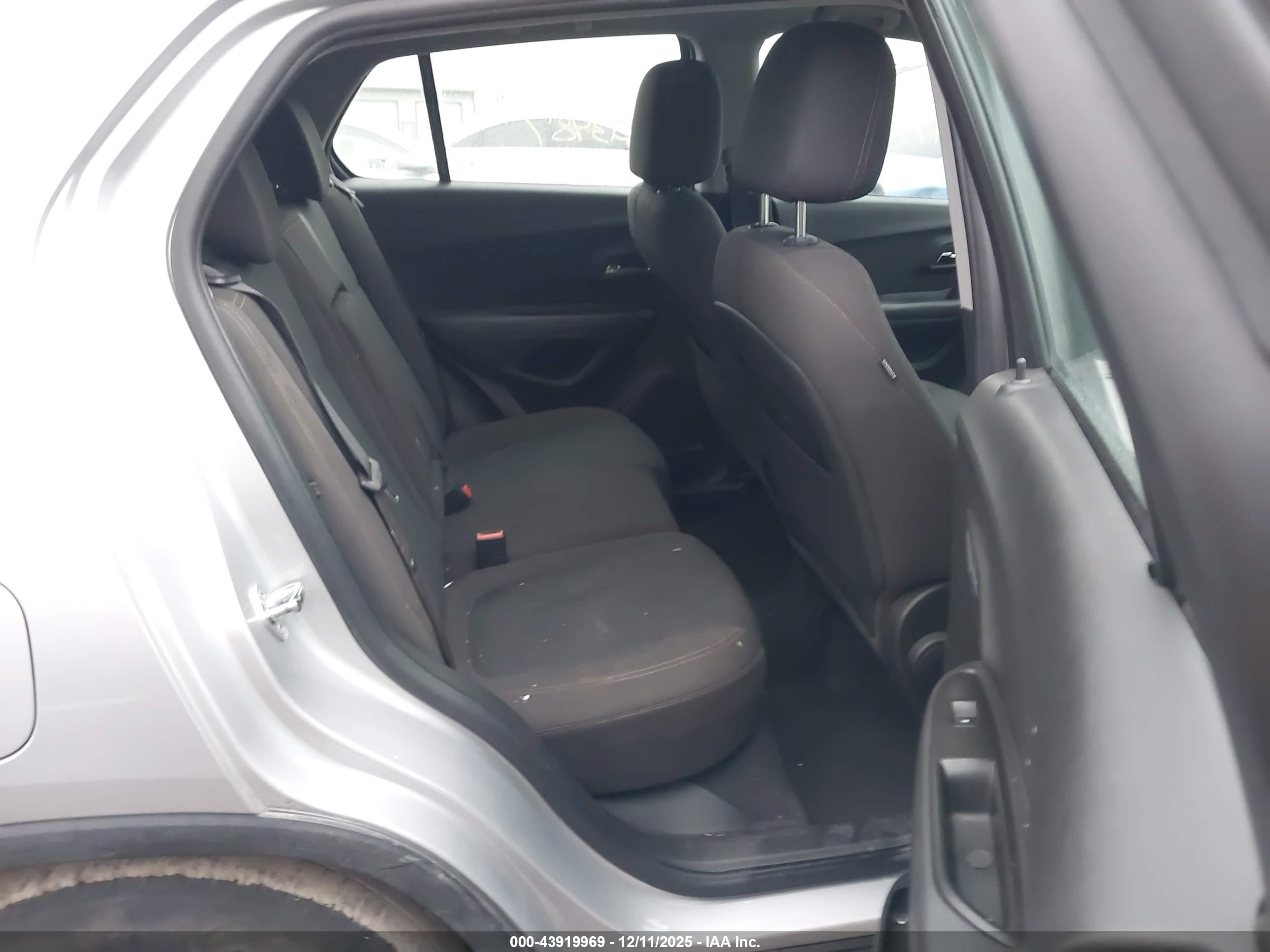 CHEVROLET TRAX image 8
