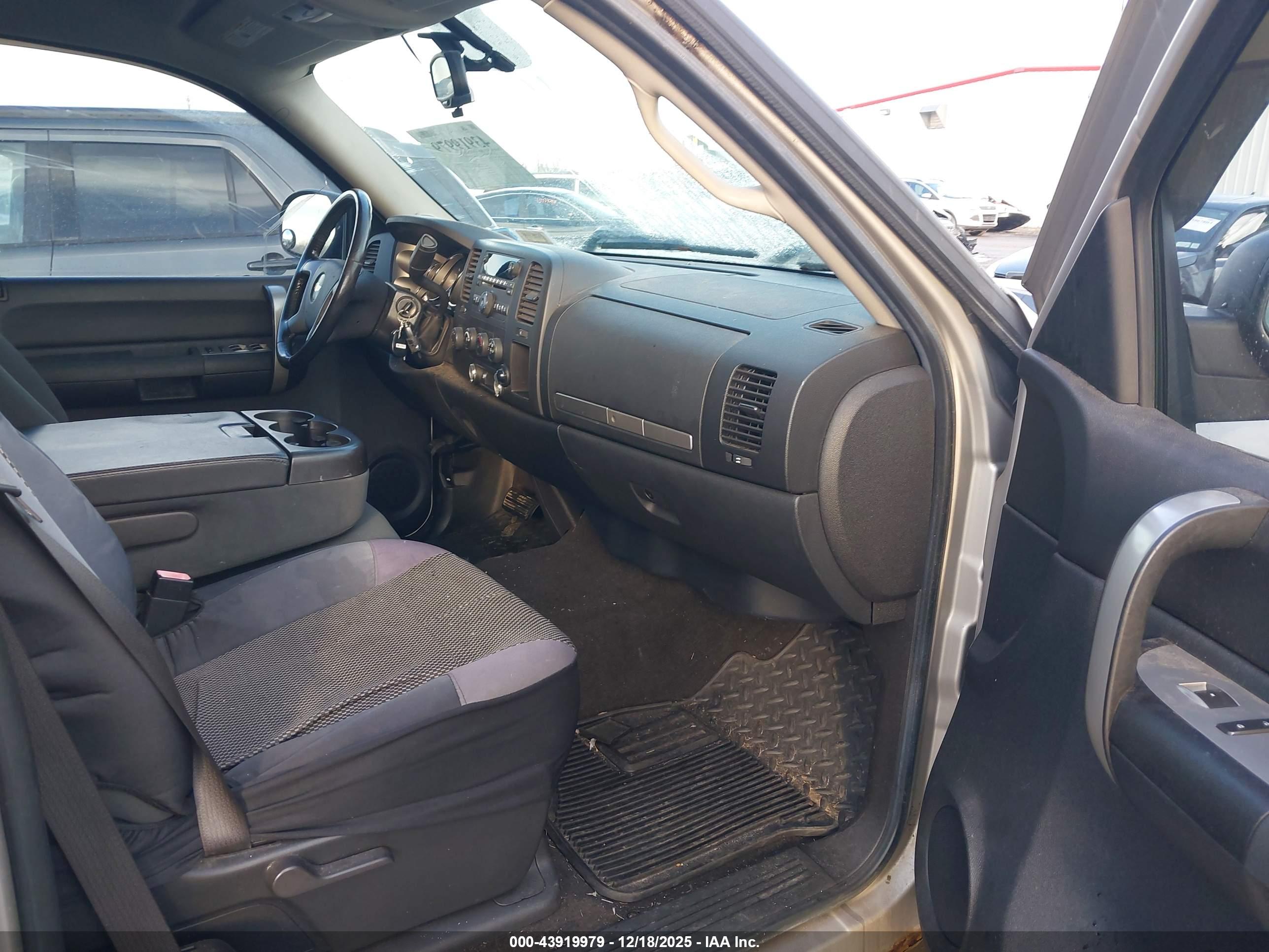 CHEVROLET SILVERADO image 5