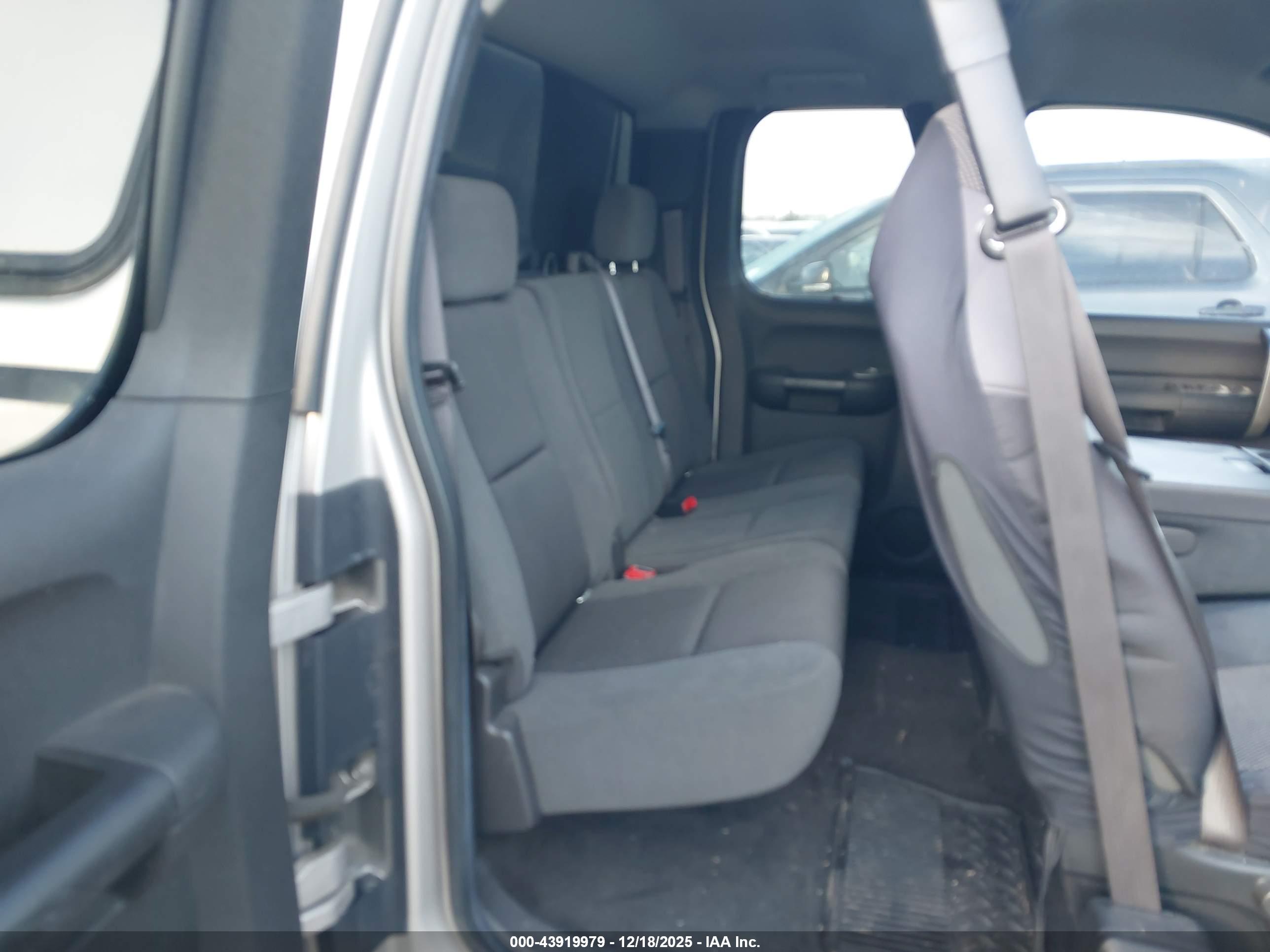 CHEVROLET SILVERADO image 8