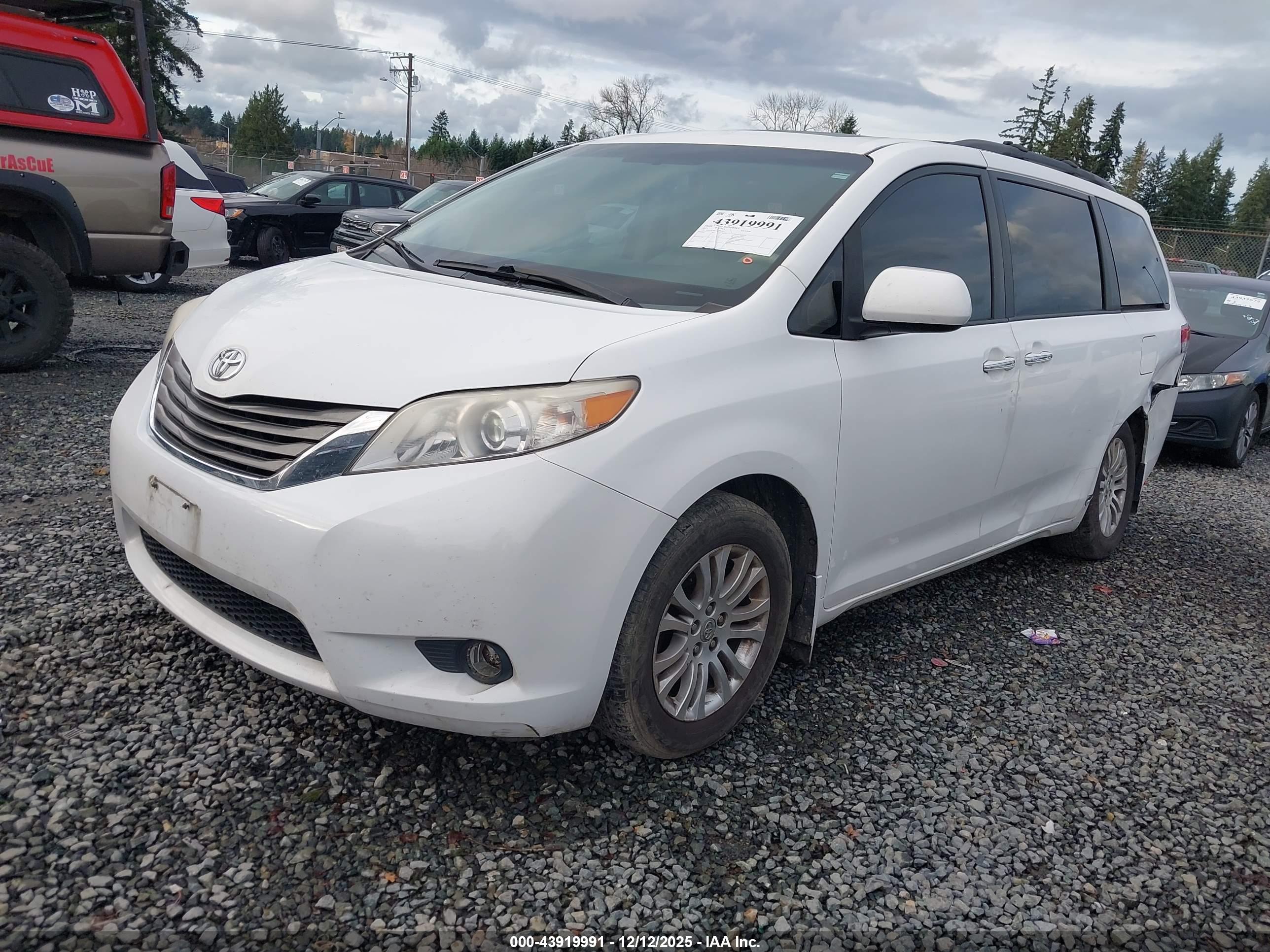 TOYOTA SIENNA image 2