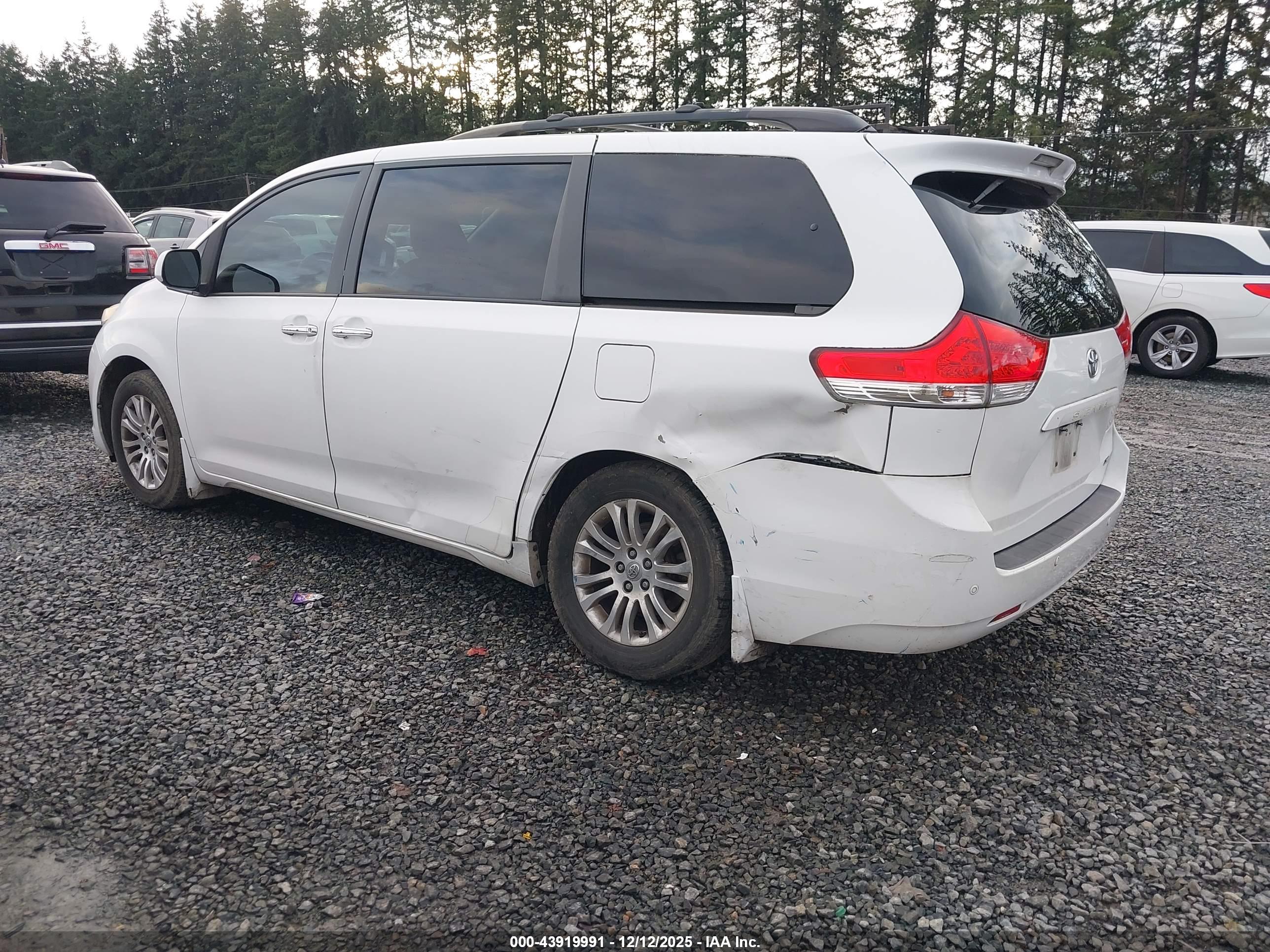 TOYOTA SIENNA image 3