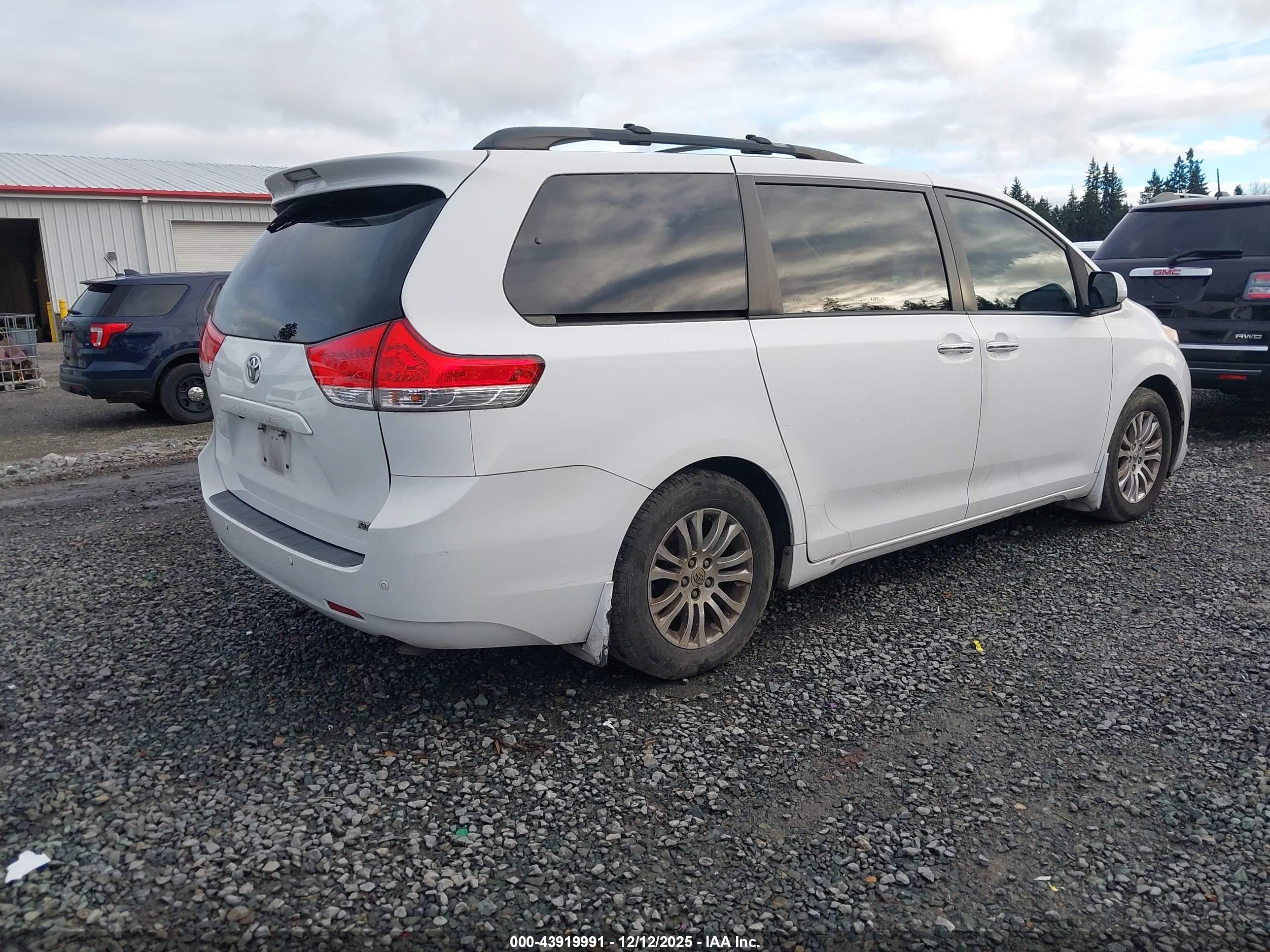 TOYOTA SIENNA image 4