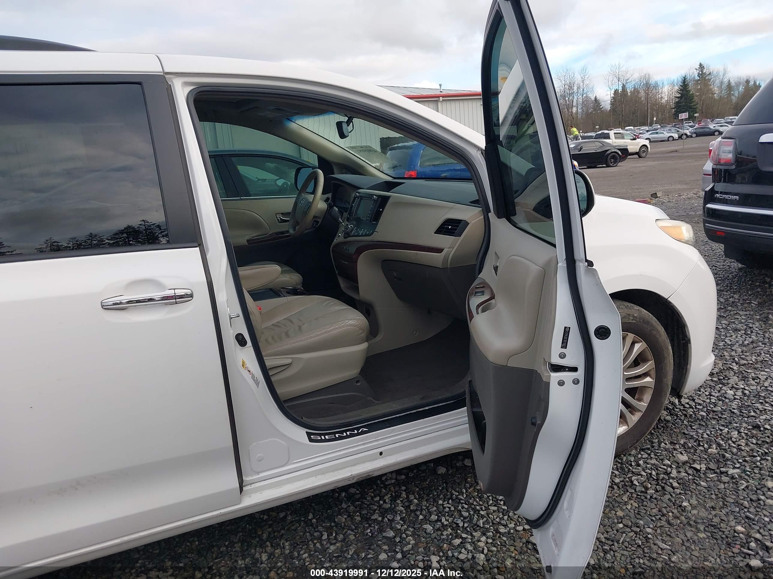 TOYOTA SIENNA image 5