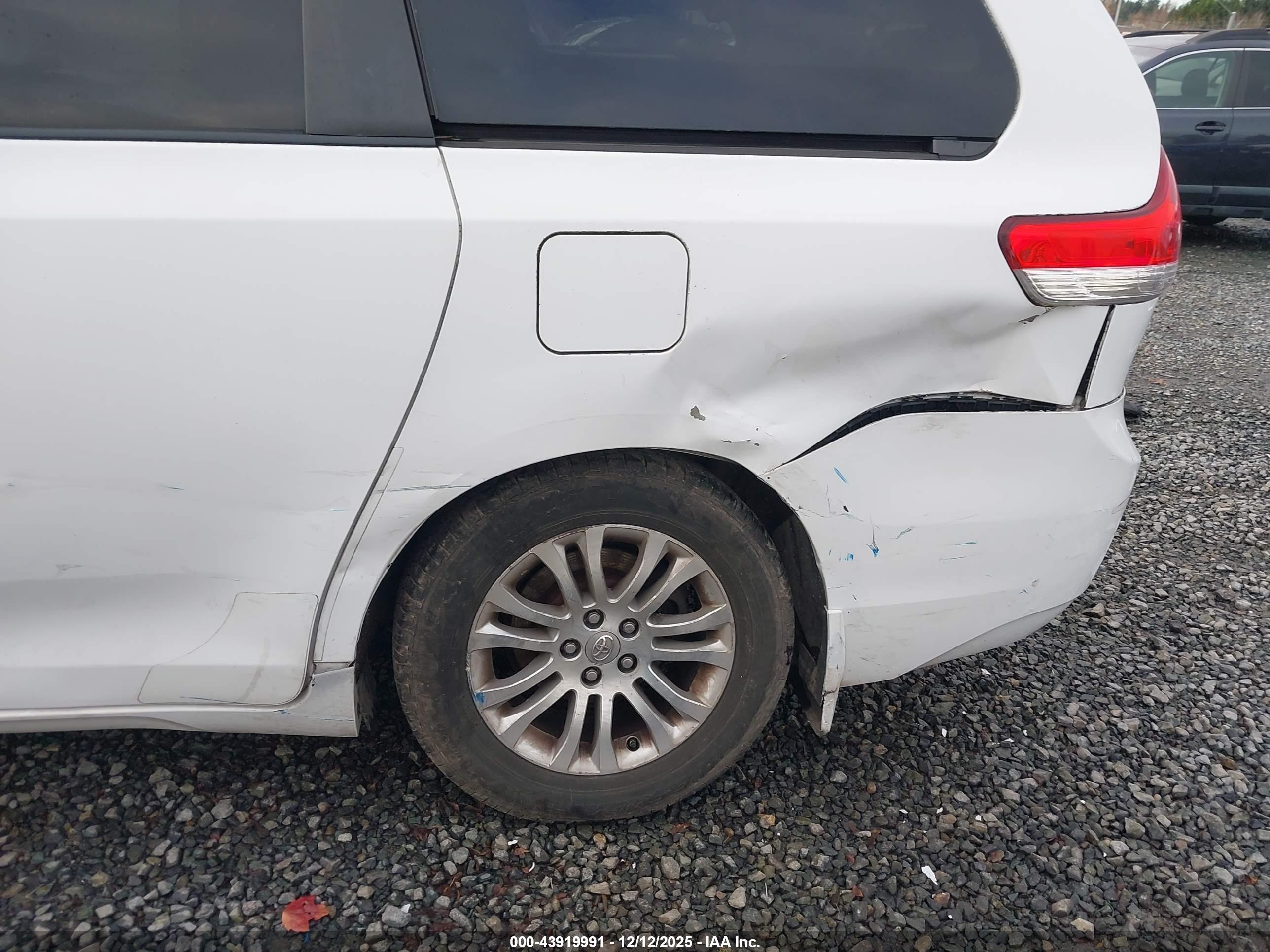 TOYOTA SIENNA image 6