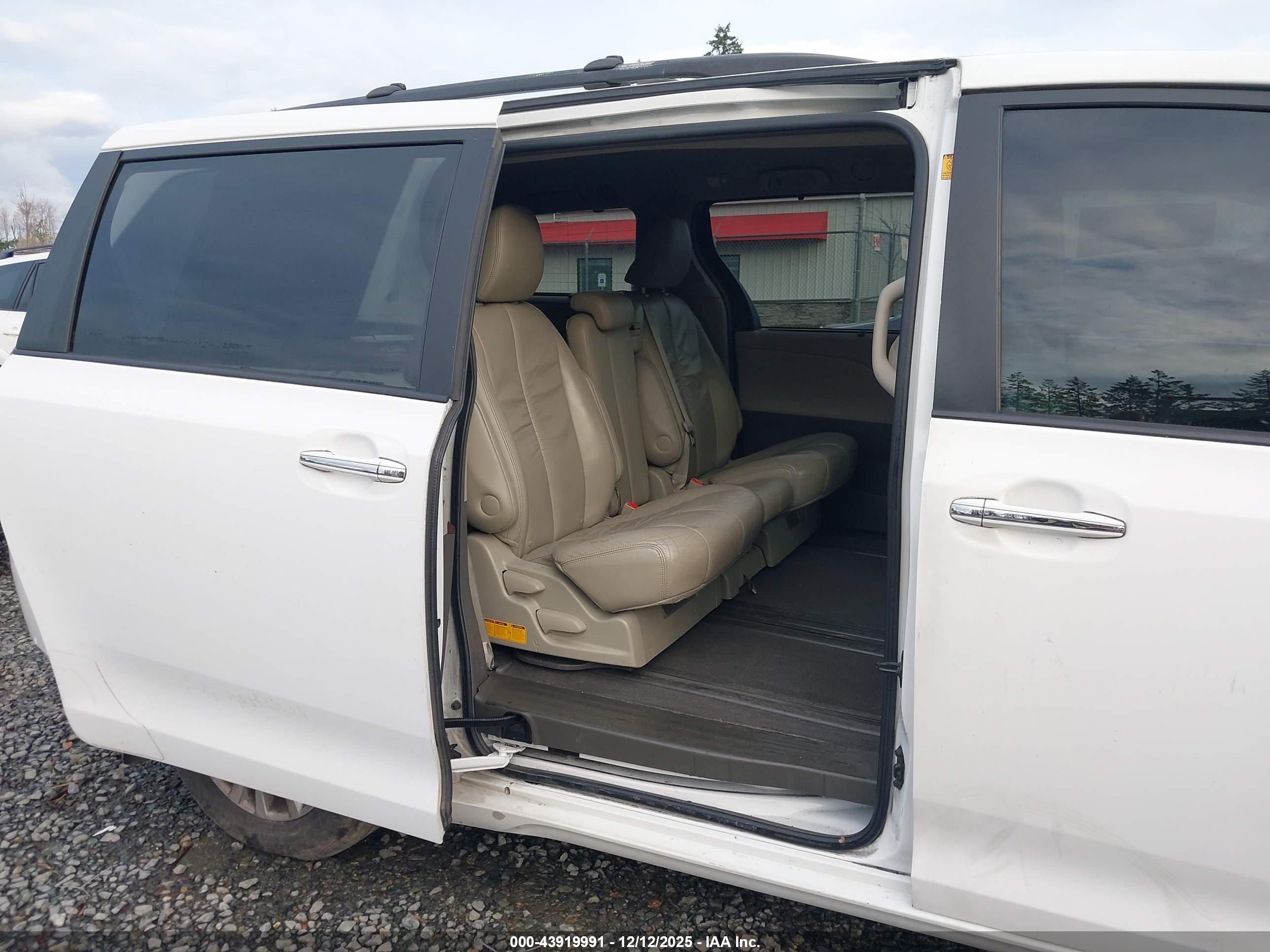 TOYOTA SIENNA image 8