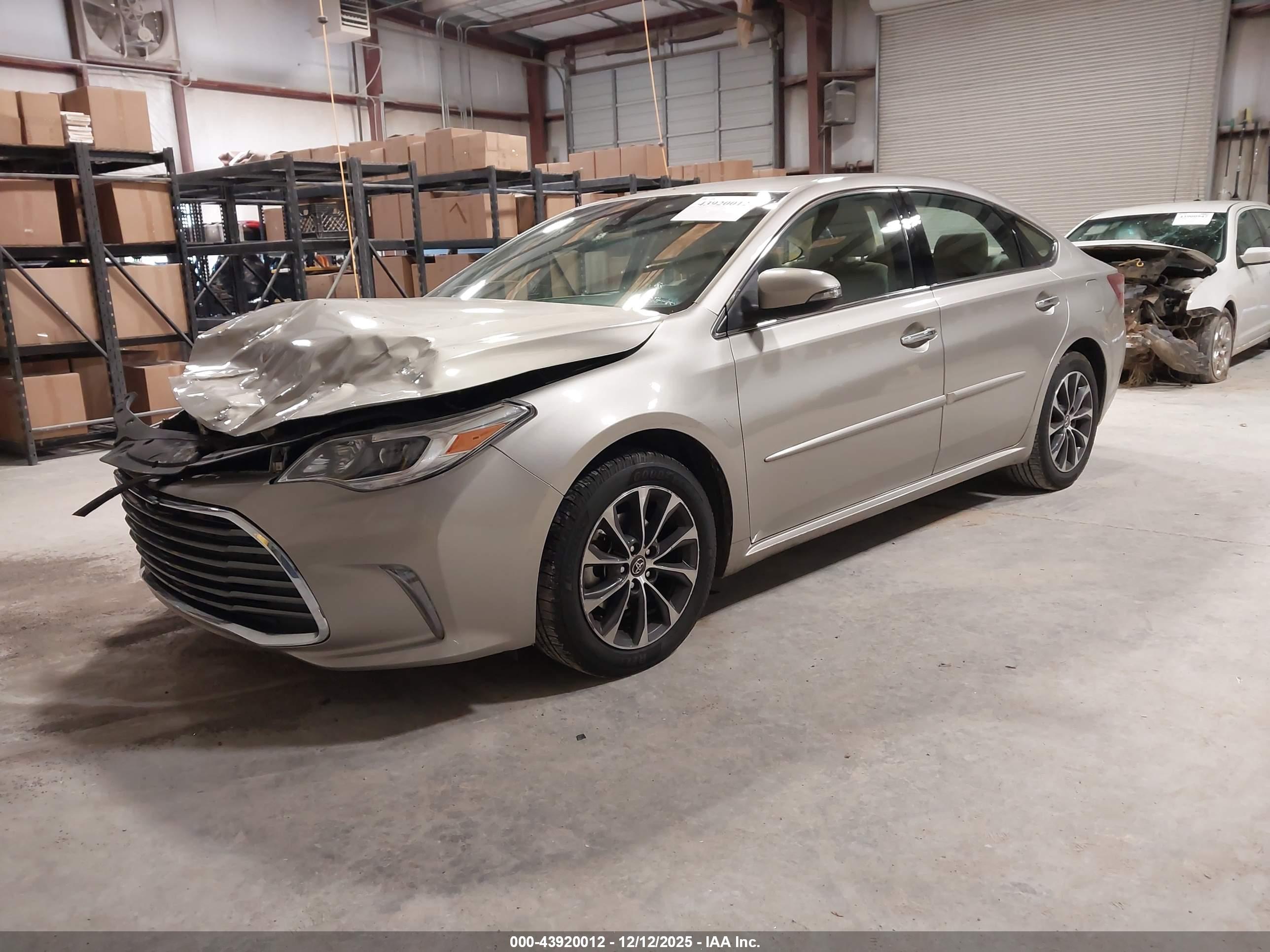 TOYOTA AVALON image 2
