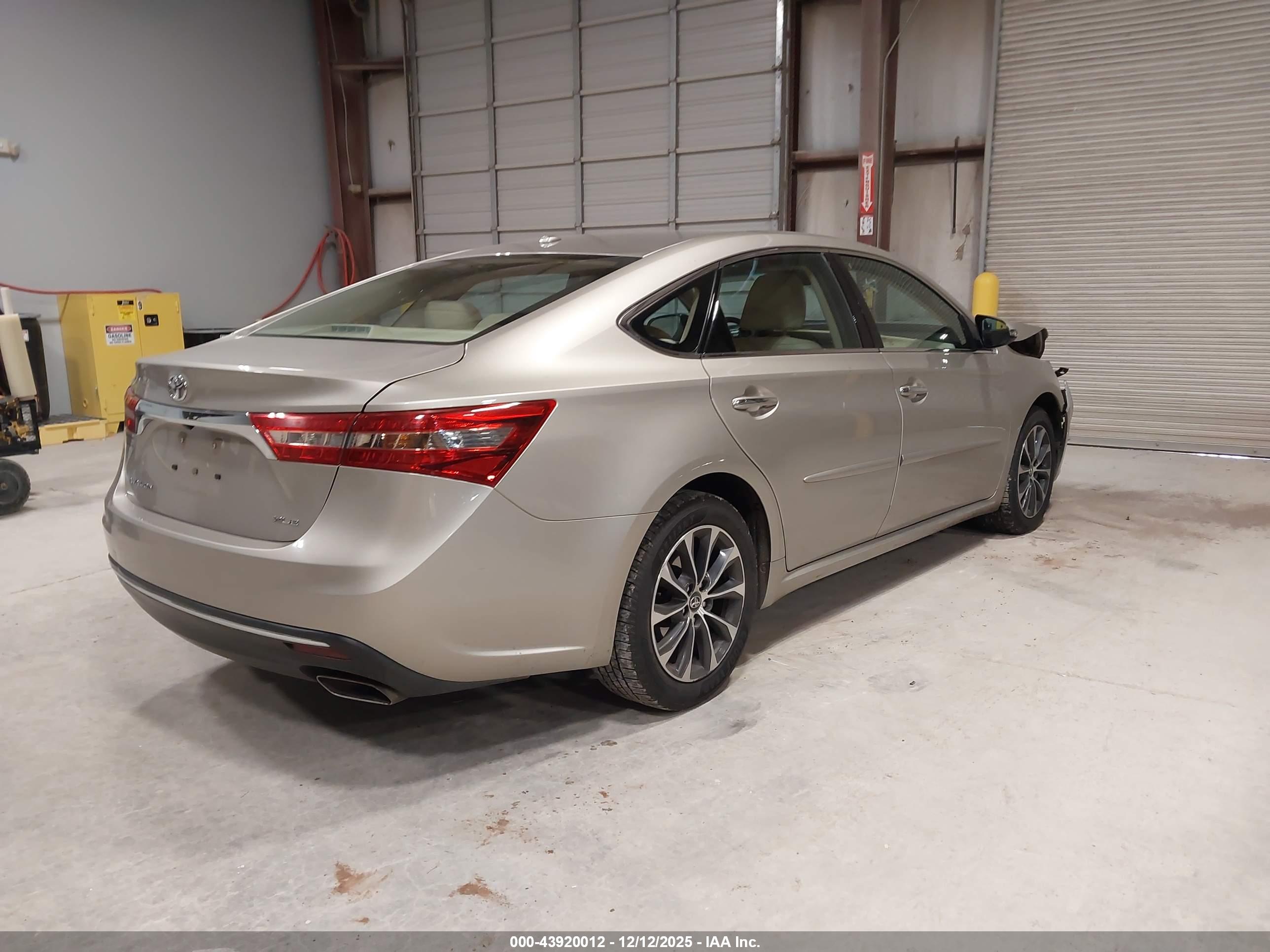 TOYOTA AVALON image 4
