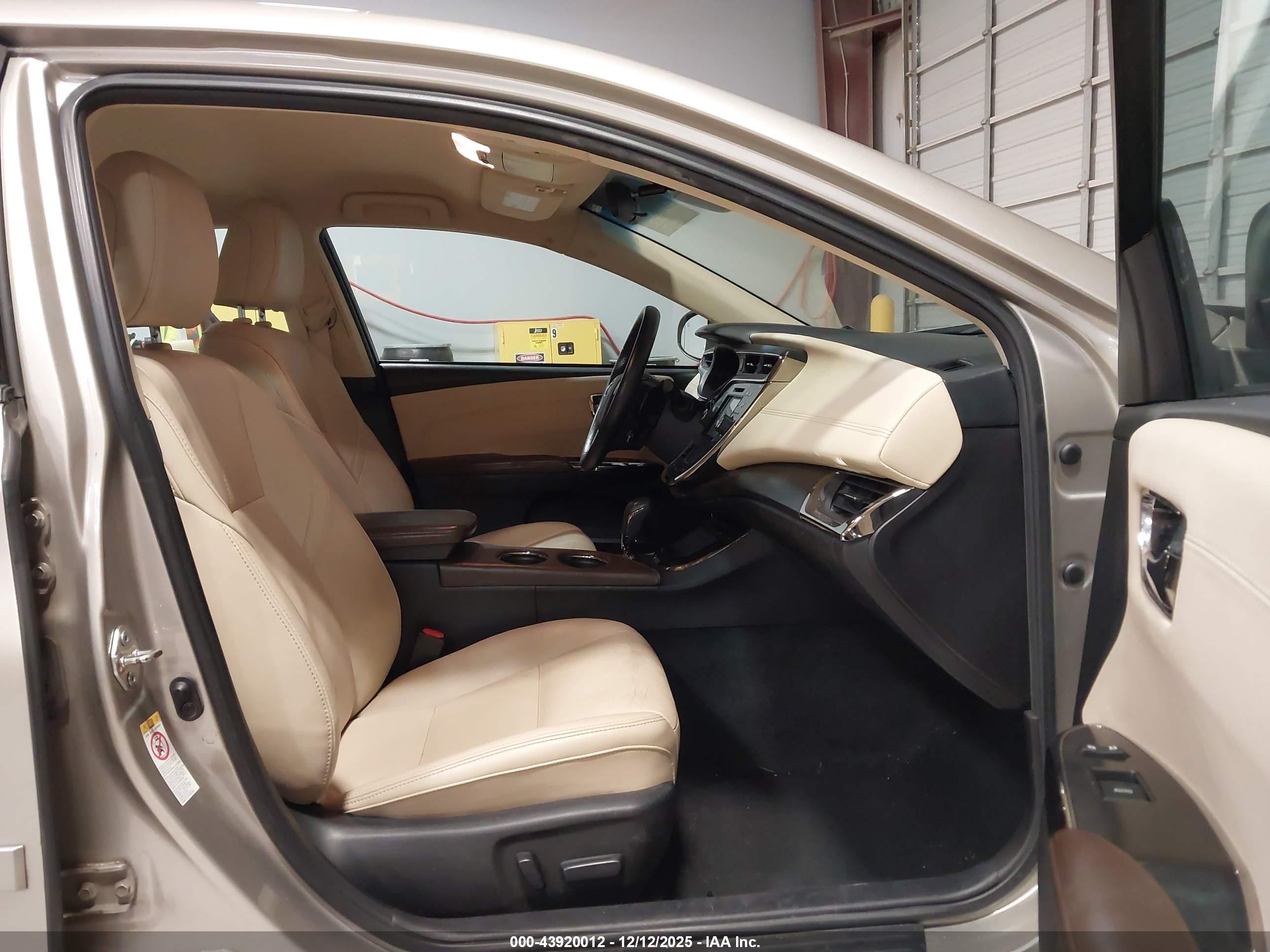 TOYOTA AVALON image 5