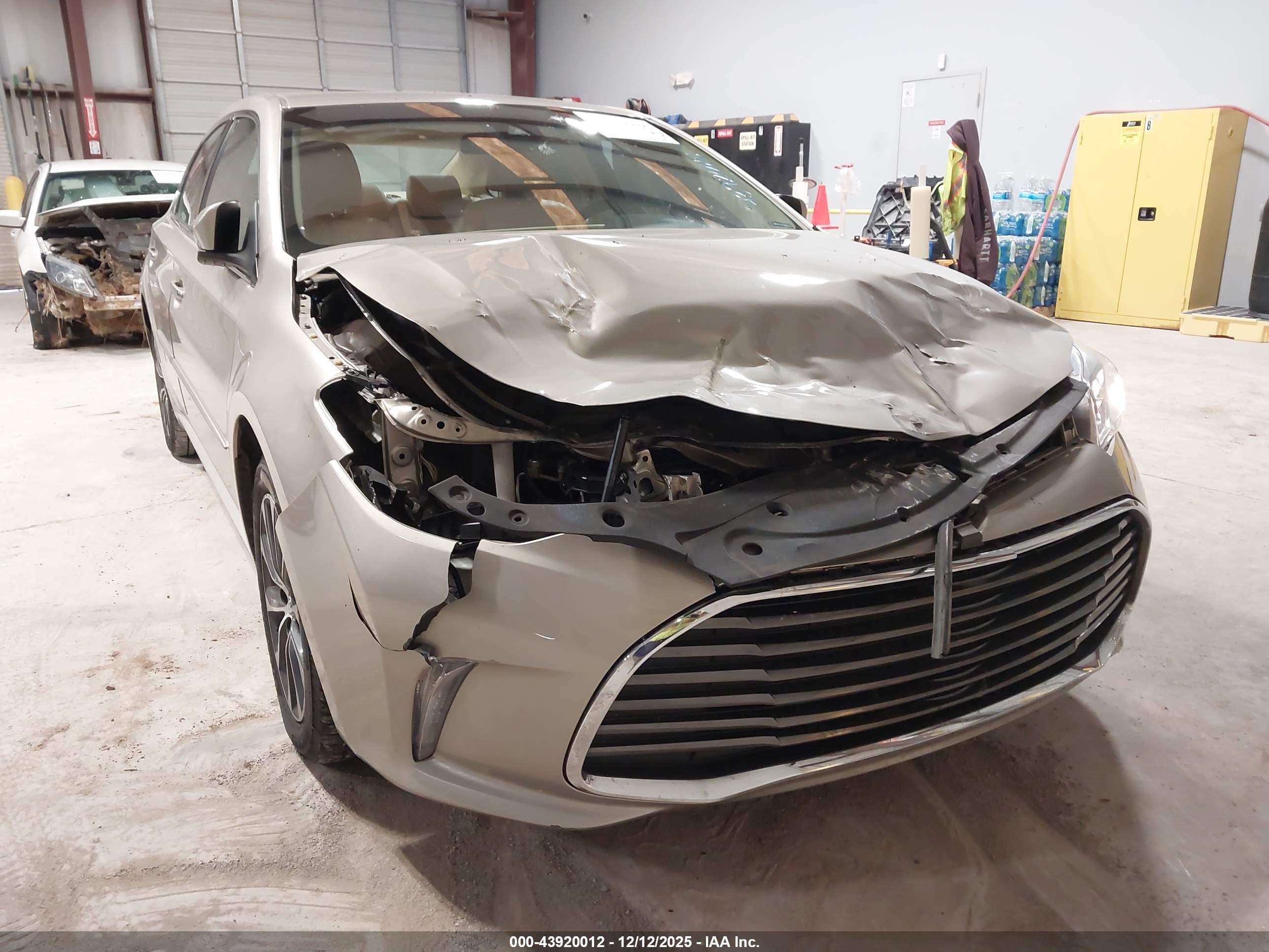 TOYOTA AVALON image 6