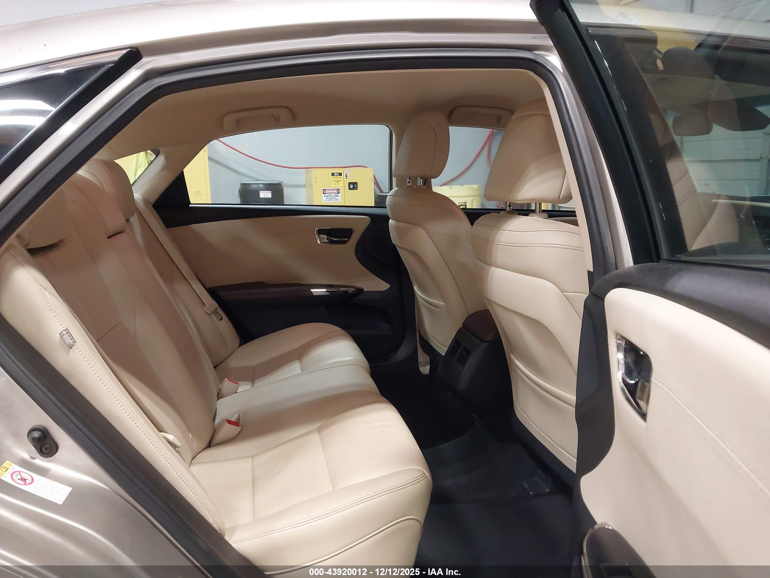 TOYOTA AVALON image 8