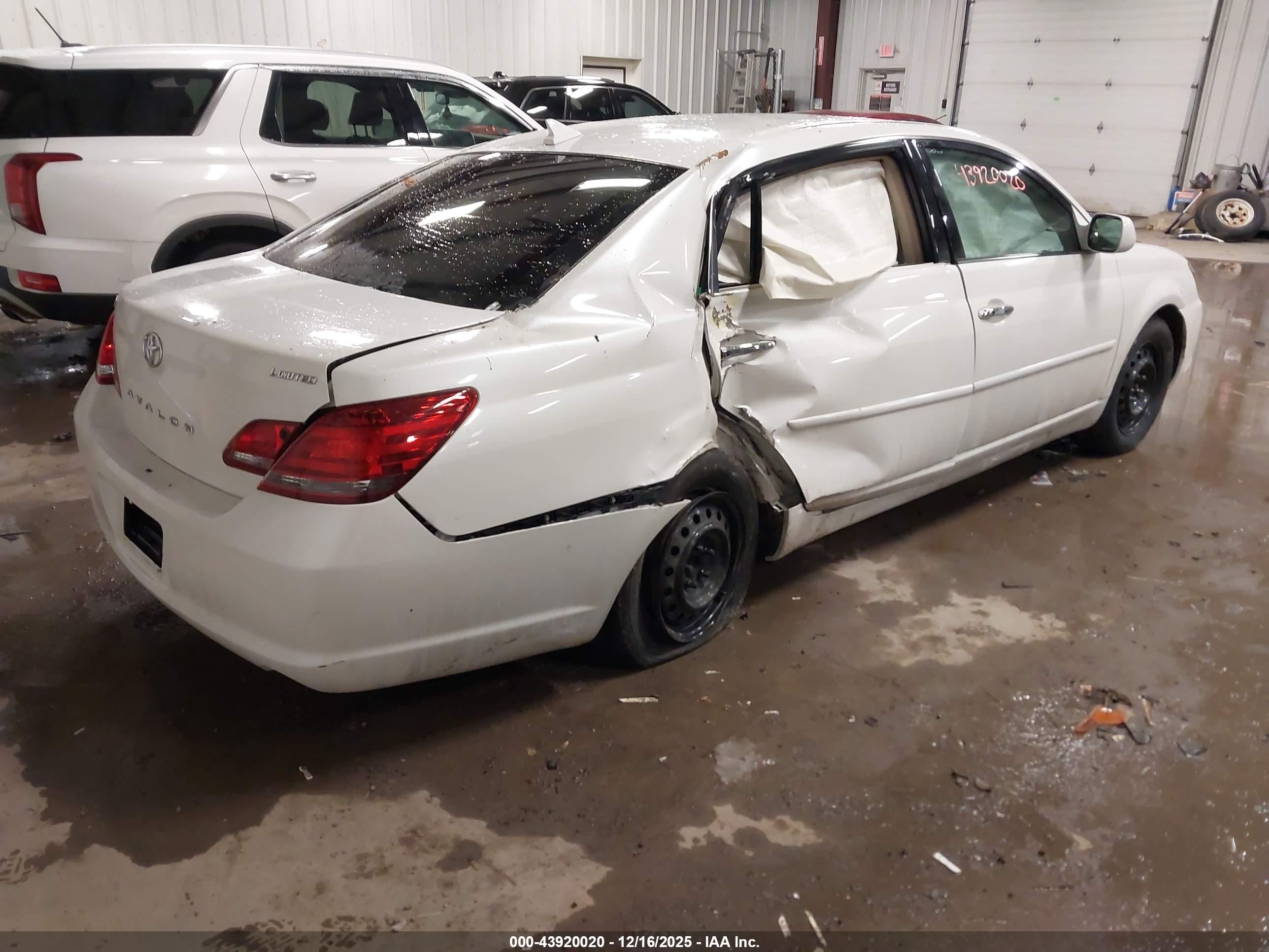 TOYOTA AVALON image 4