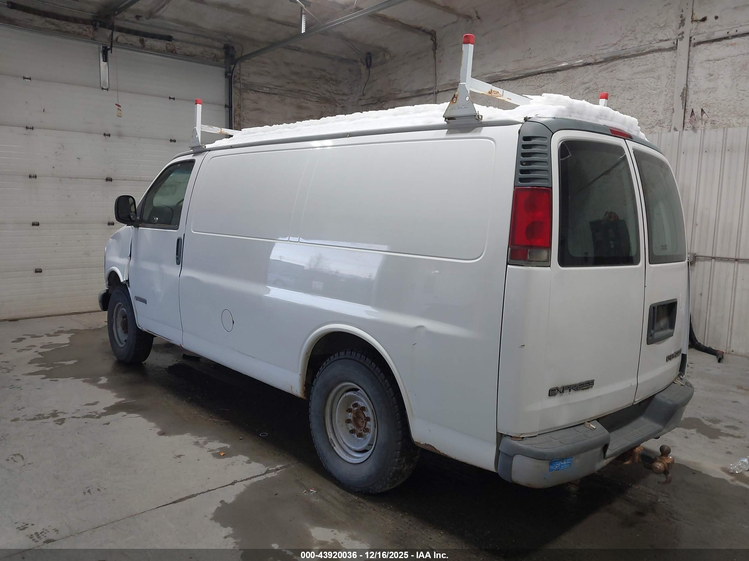 CHEVROLET EXPRESS image 3