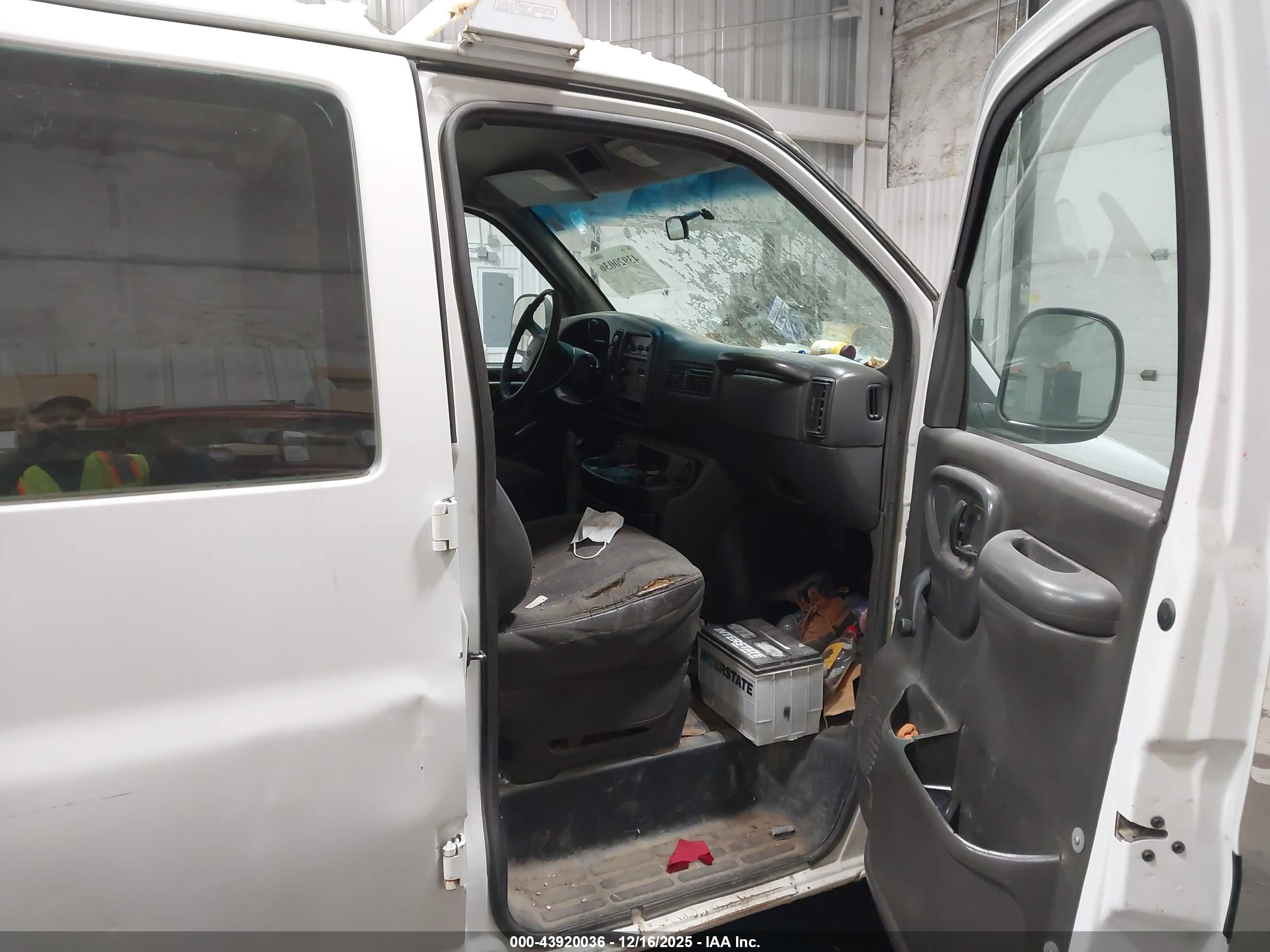 CHEVROLET EXPRESS image 5