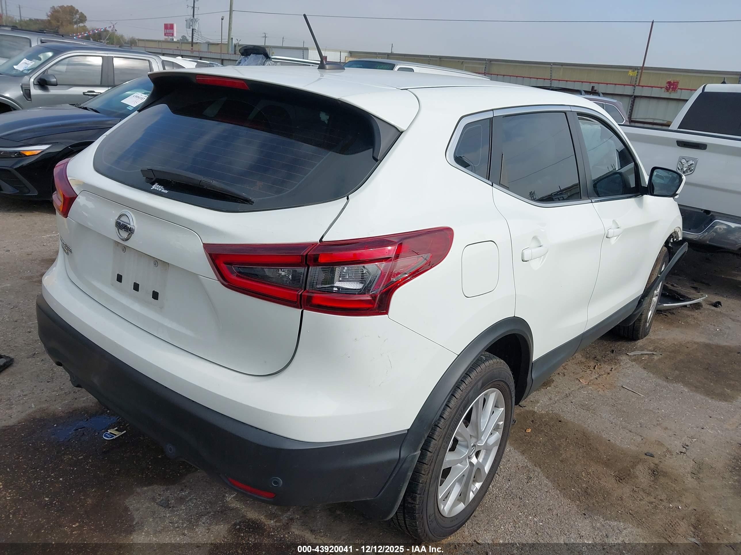 NISSAN ROGUE image 4