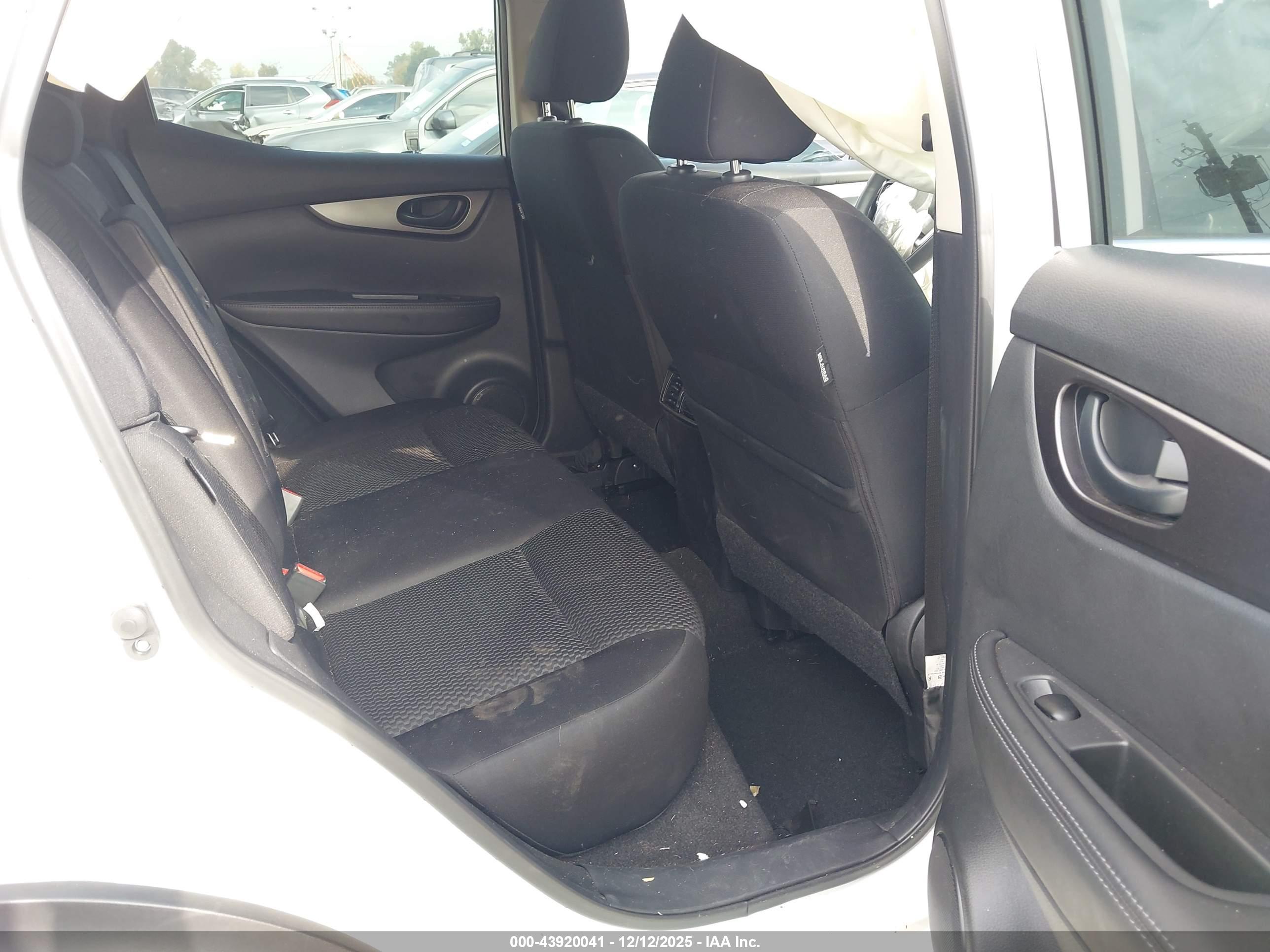 NISSAN ROGUE image 8