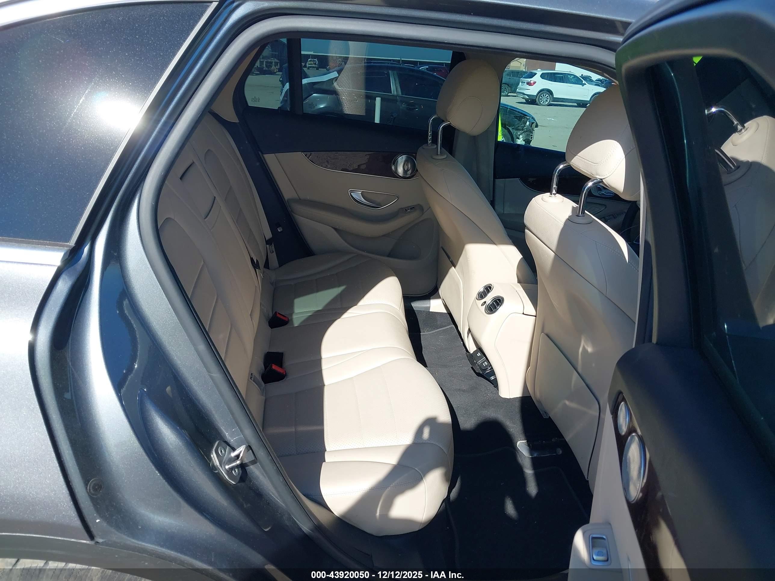 MERCEDES-BENZ GLC image 8