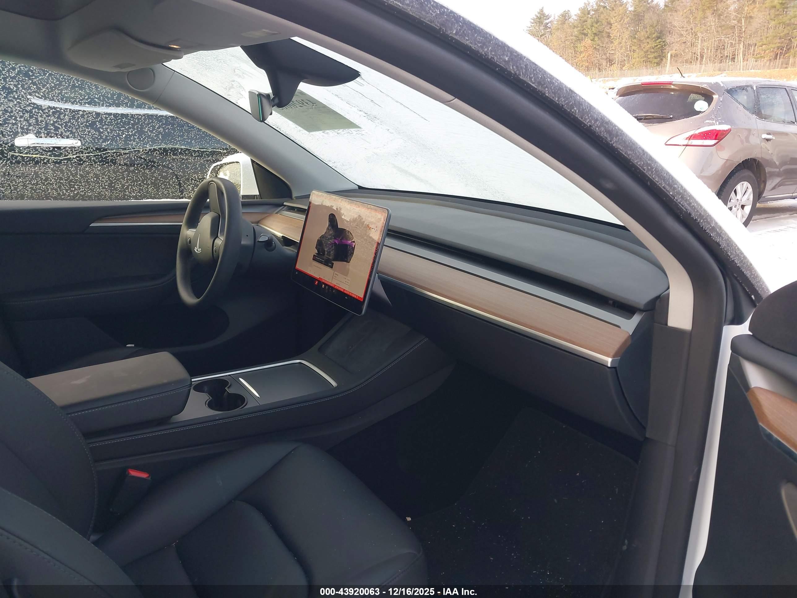 TESLA MODEL image 5