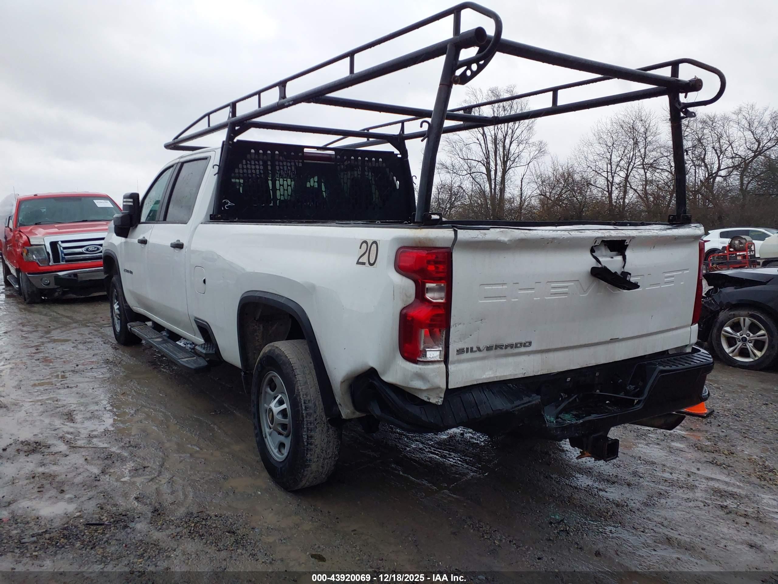 CHEVROLET SILVERADO image 3