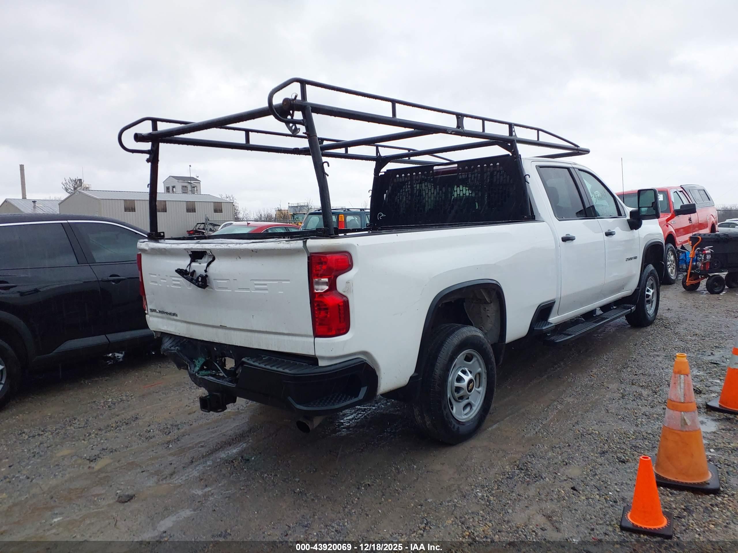 CHEVROLET SILVERADO image 4