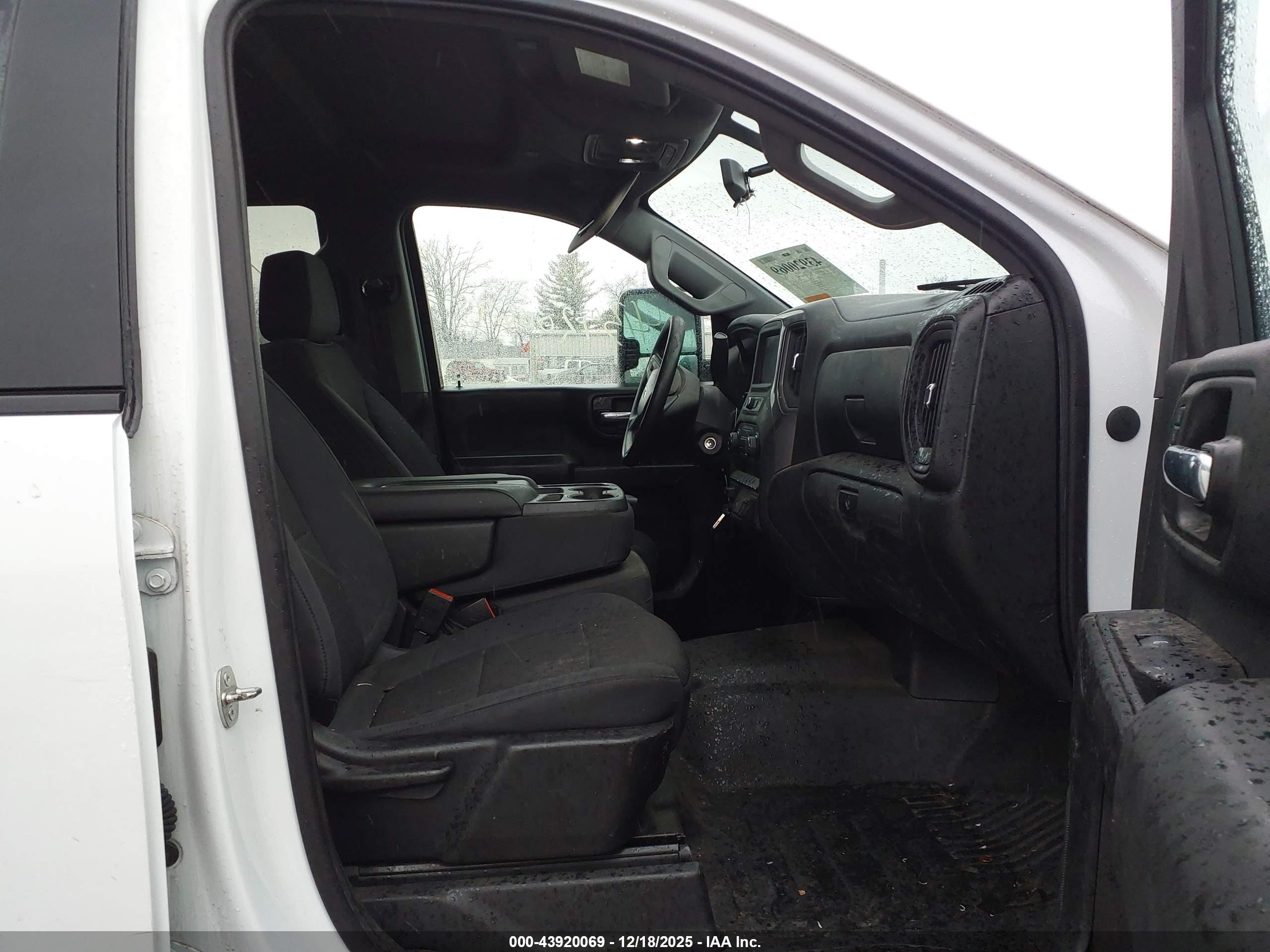 CHEVROLET SILVERADO image 5