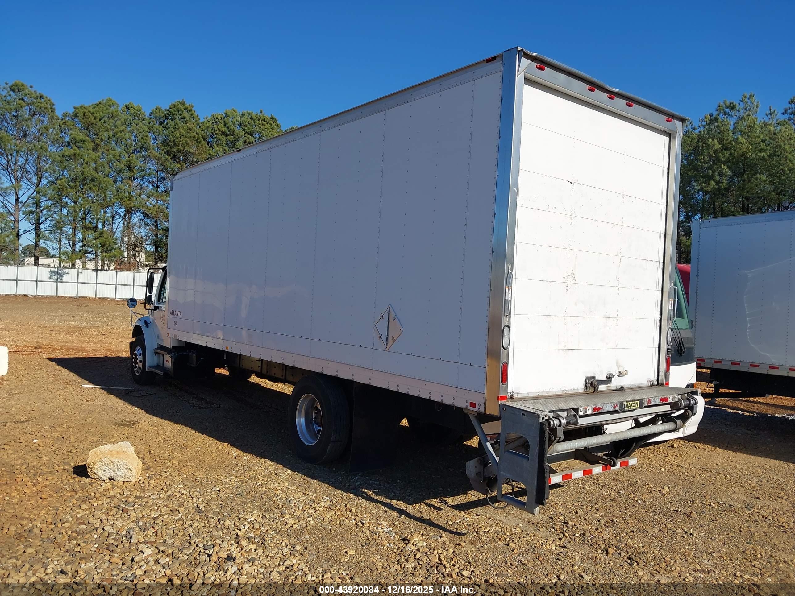 FREIGHTLINER M2 image 3