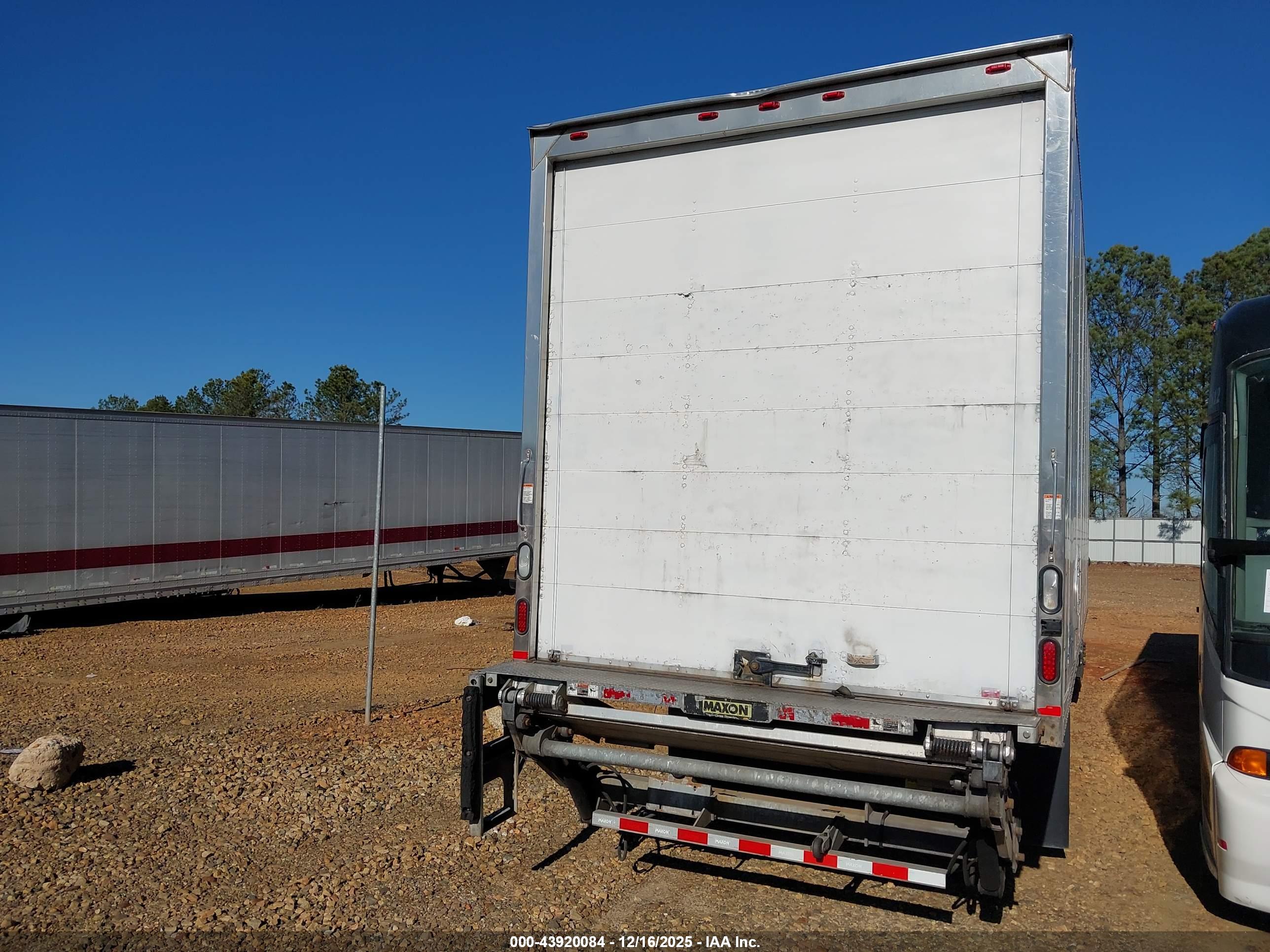 FREIGHTLINER M2 image 4