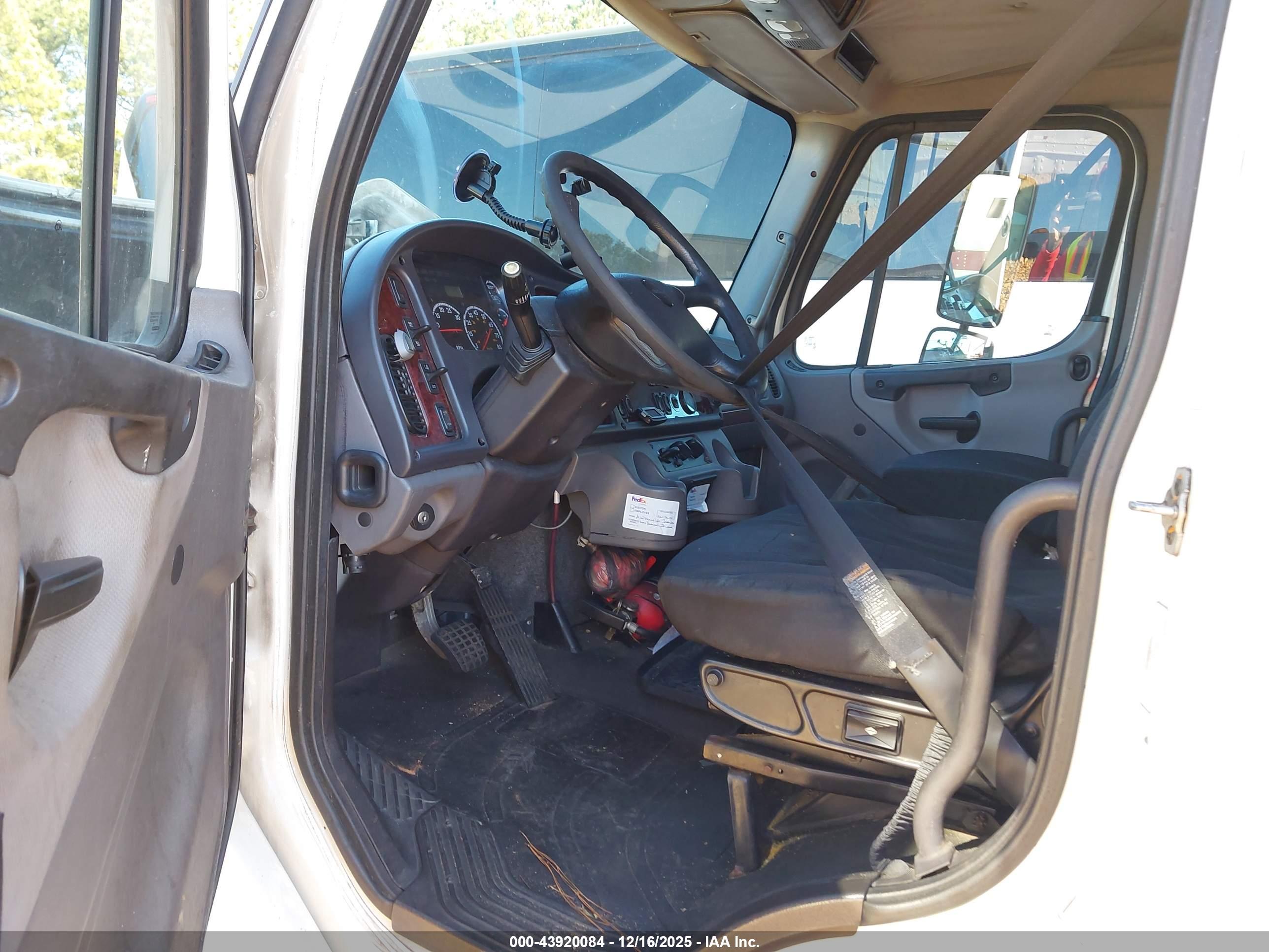 FREIGHTLINER M2 image 7