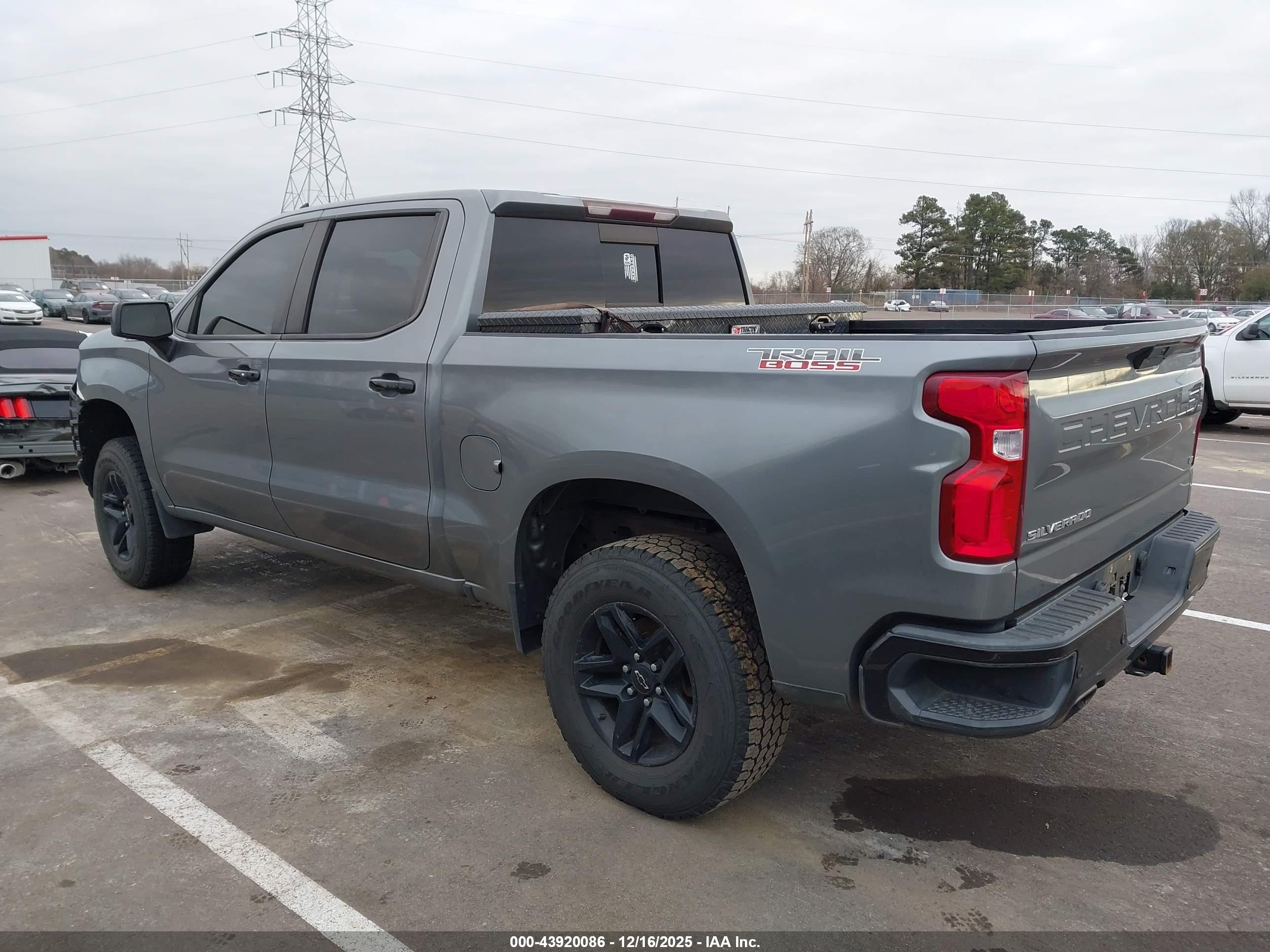CHEVROLET SILVERADO image 3