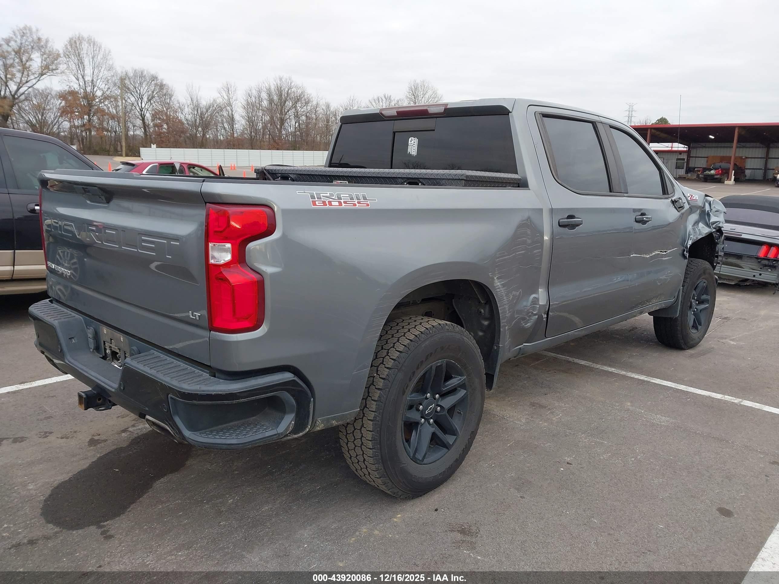 CHEVROLET SILVERADO image 4