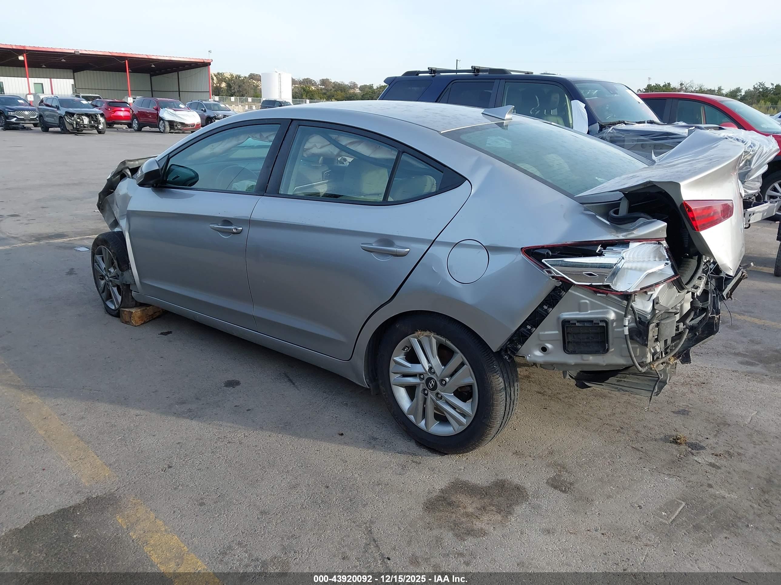 HYUNDAI ELANTRA image 3