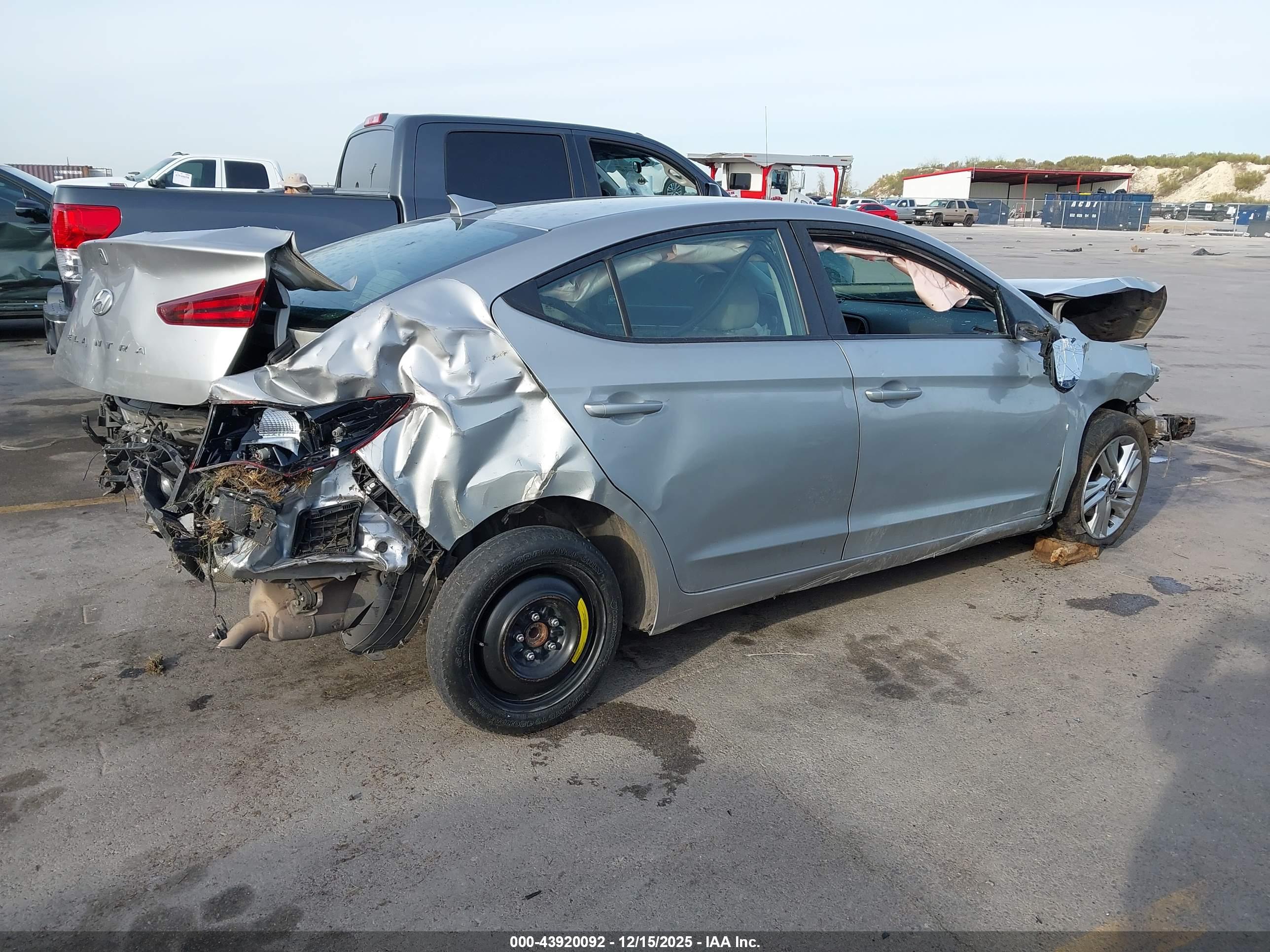 HYUNDAI ELANTRA image 4