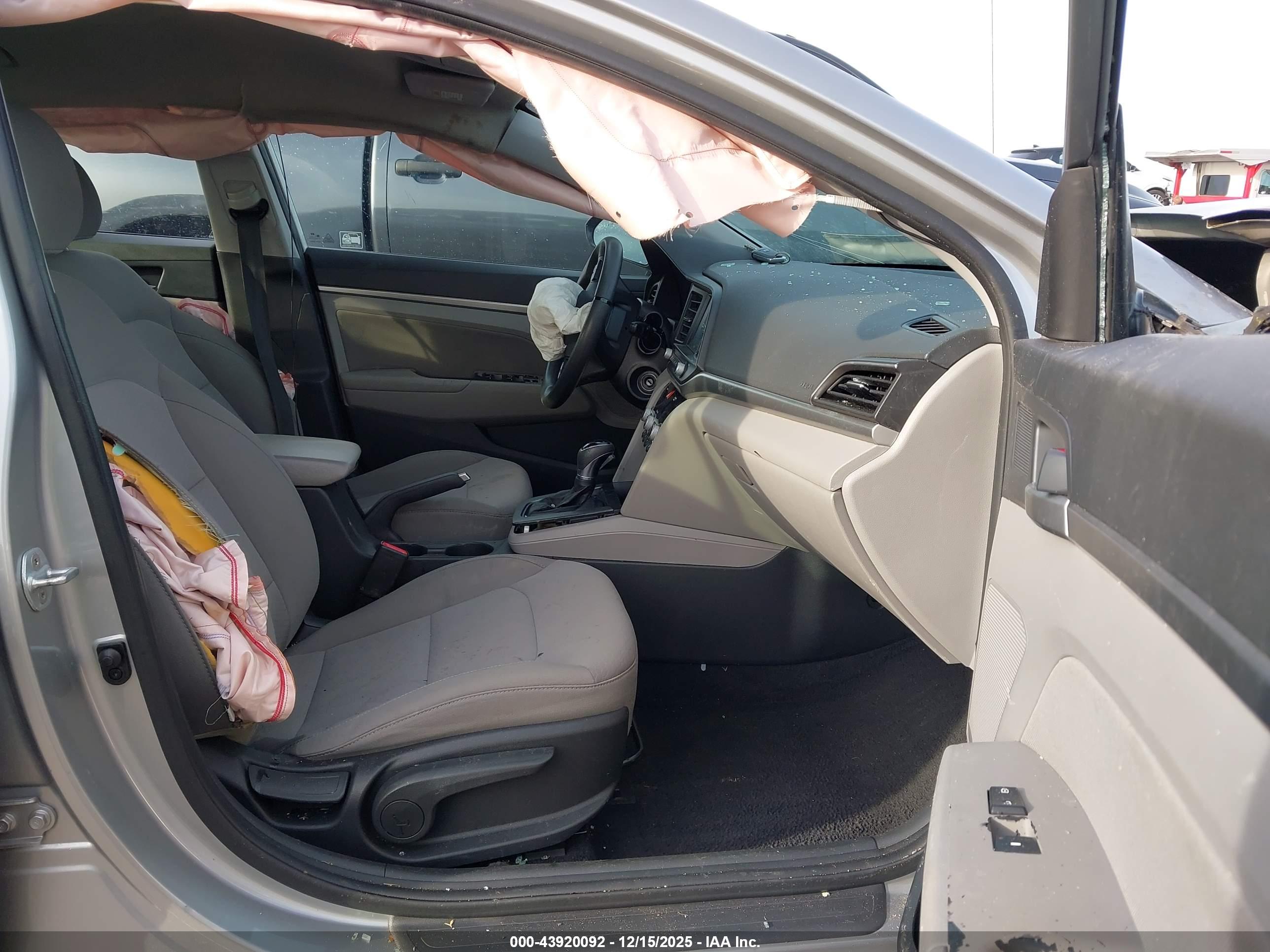 HYUNDAI ELANTRA image 5
