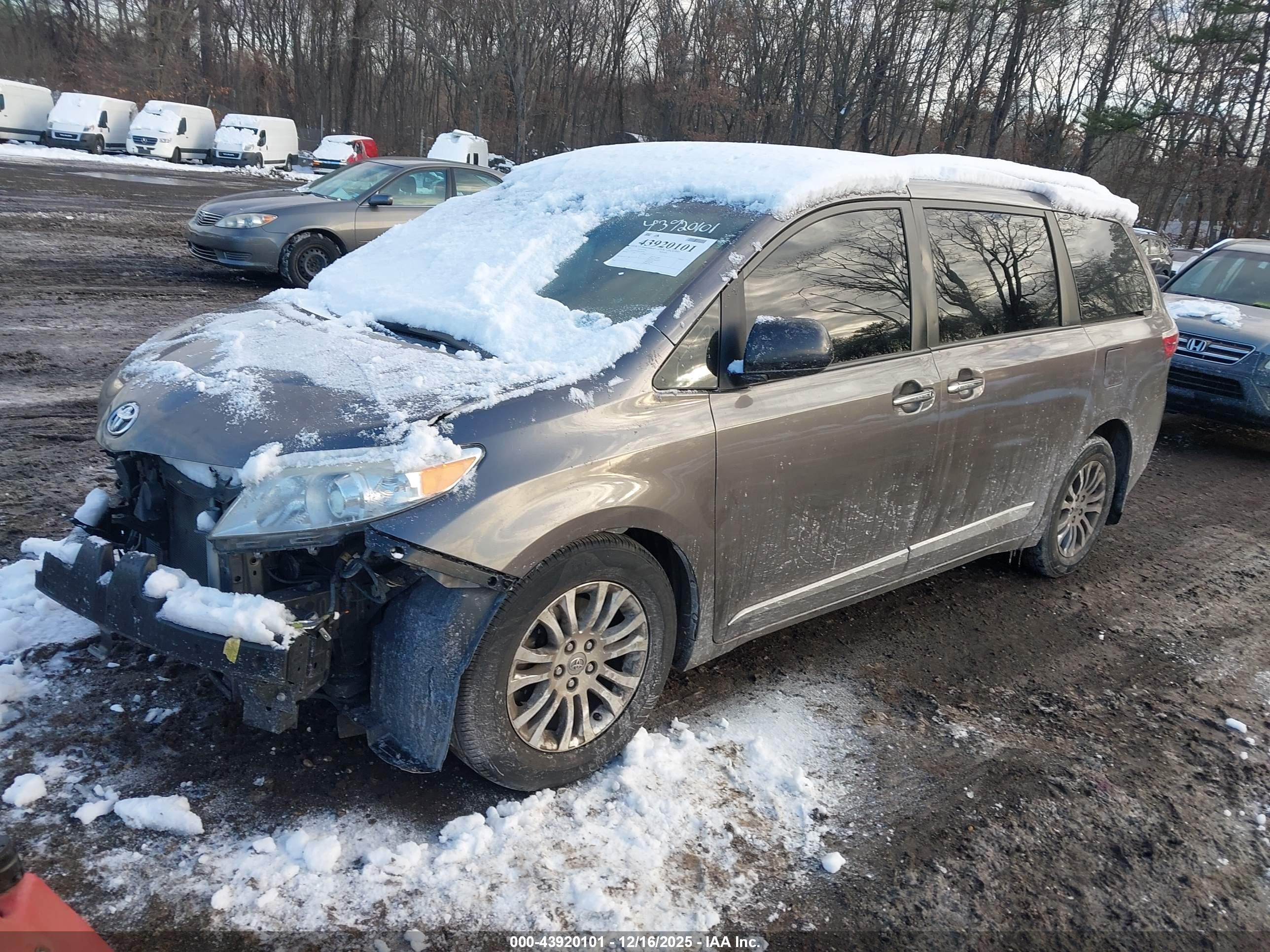 TOYOTA SIENNA image 2